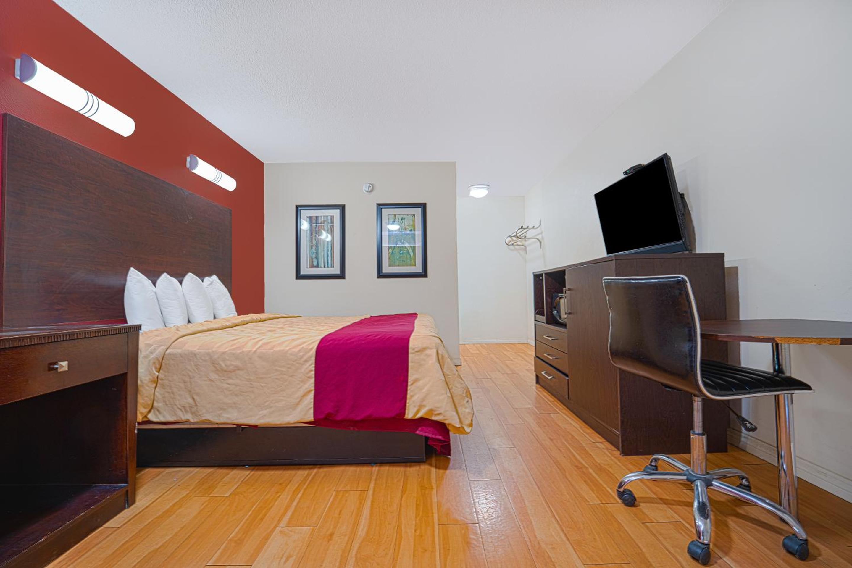 King Bed Non-Smoking photo 2