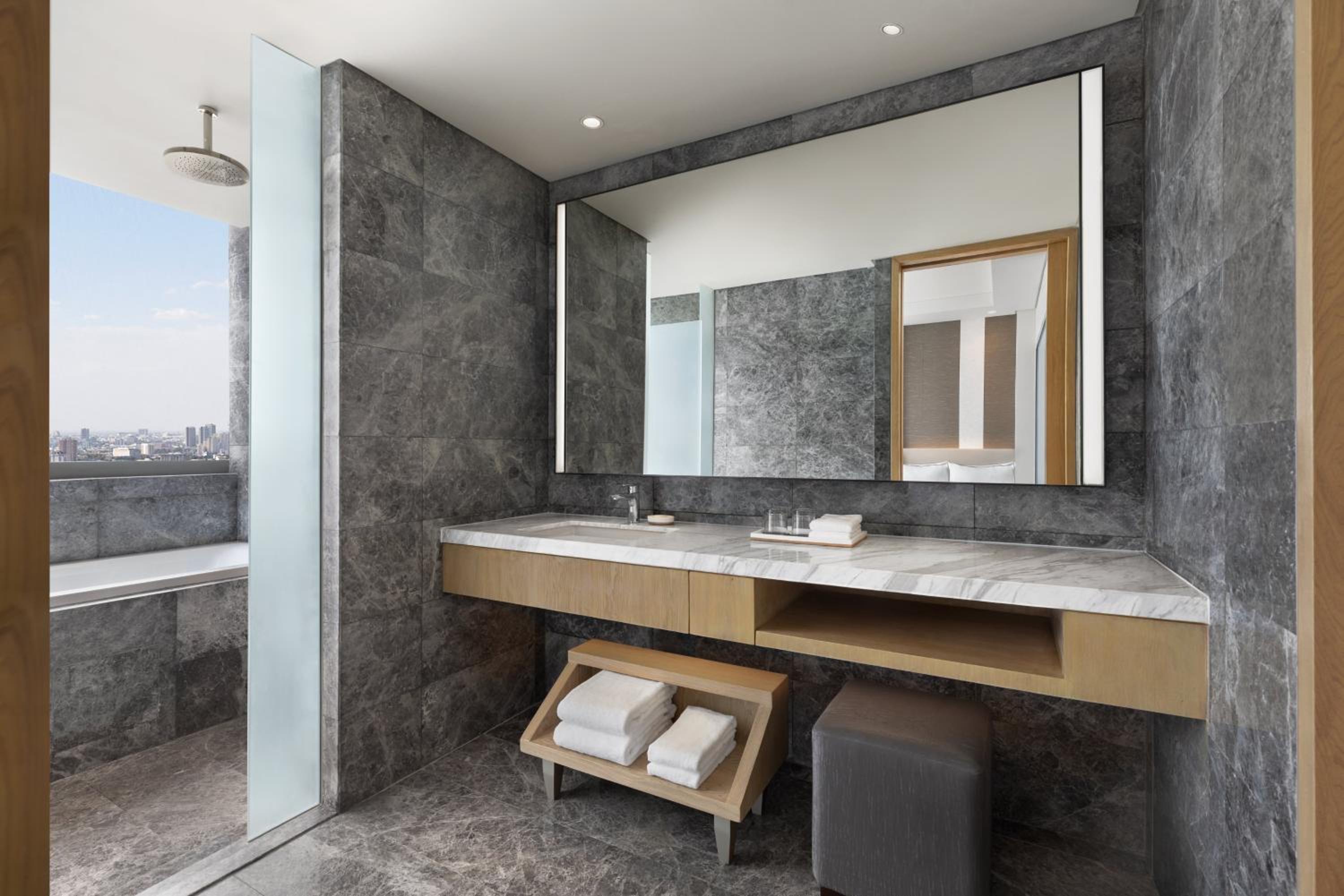 Deluxe King Room with City View - Photo 2
