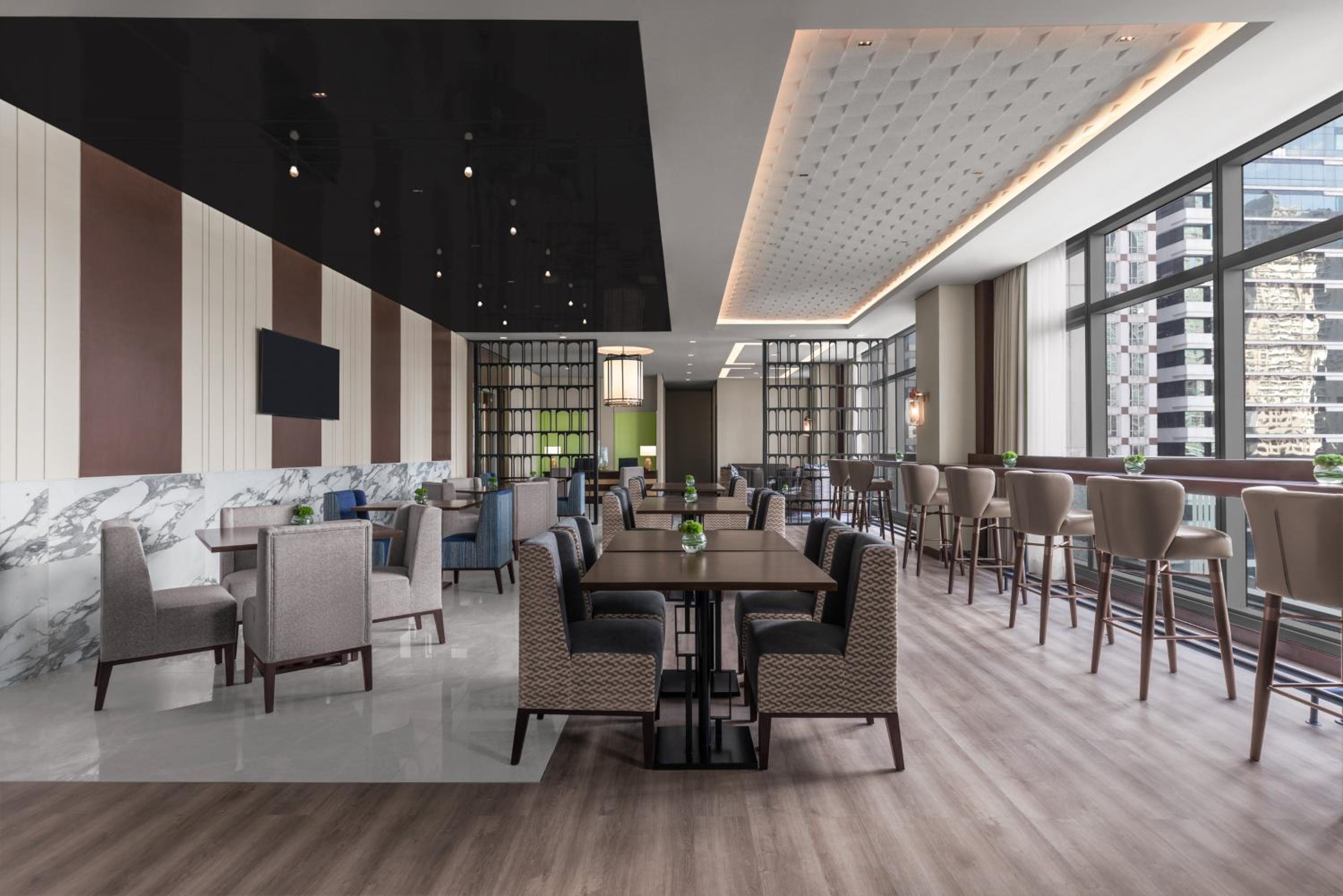 King Room with Skyline View - Club Lounge Access - Photo 5