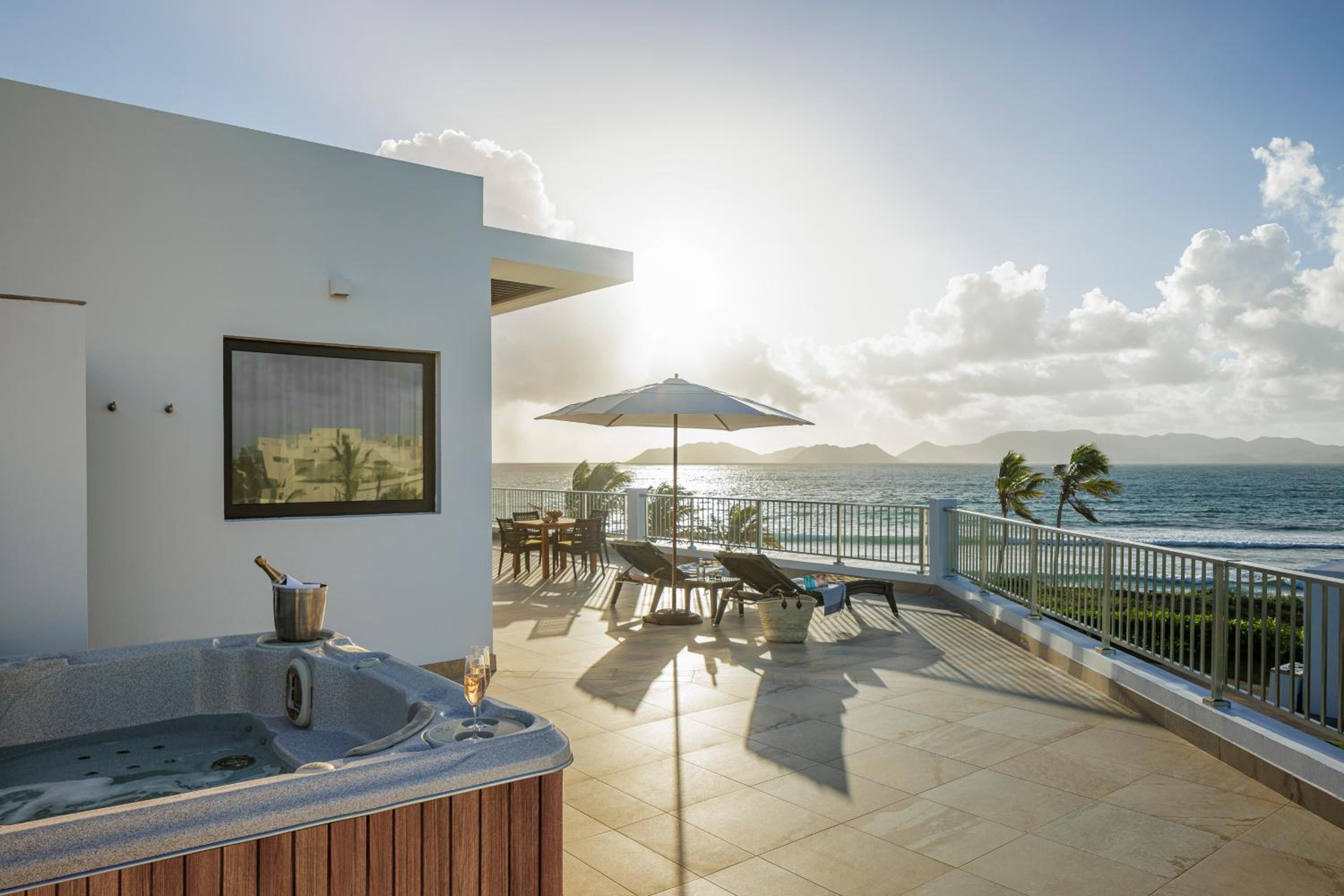 Oceanfront Deluxe Suite w/Hot Tub - Merrywing Beach