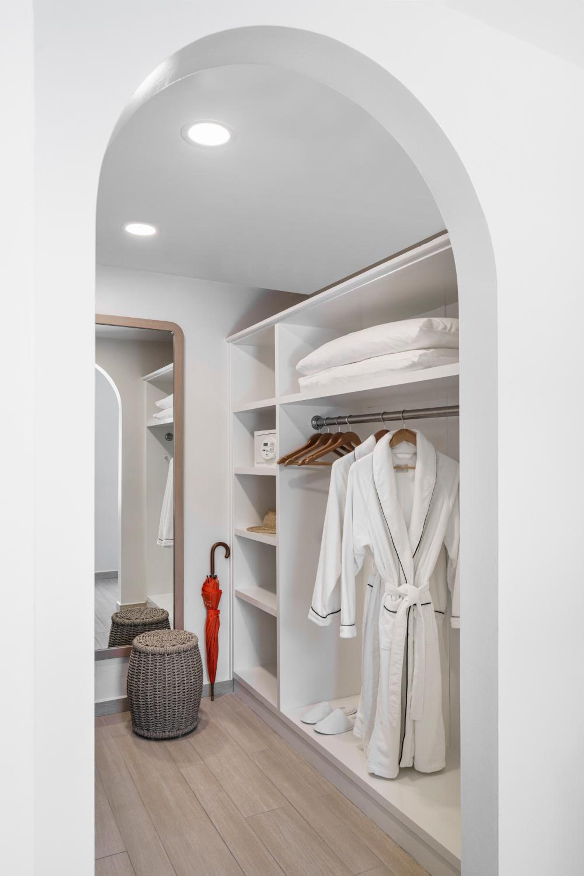 Oceanfront Junior Suite - Merrywing Beach