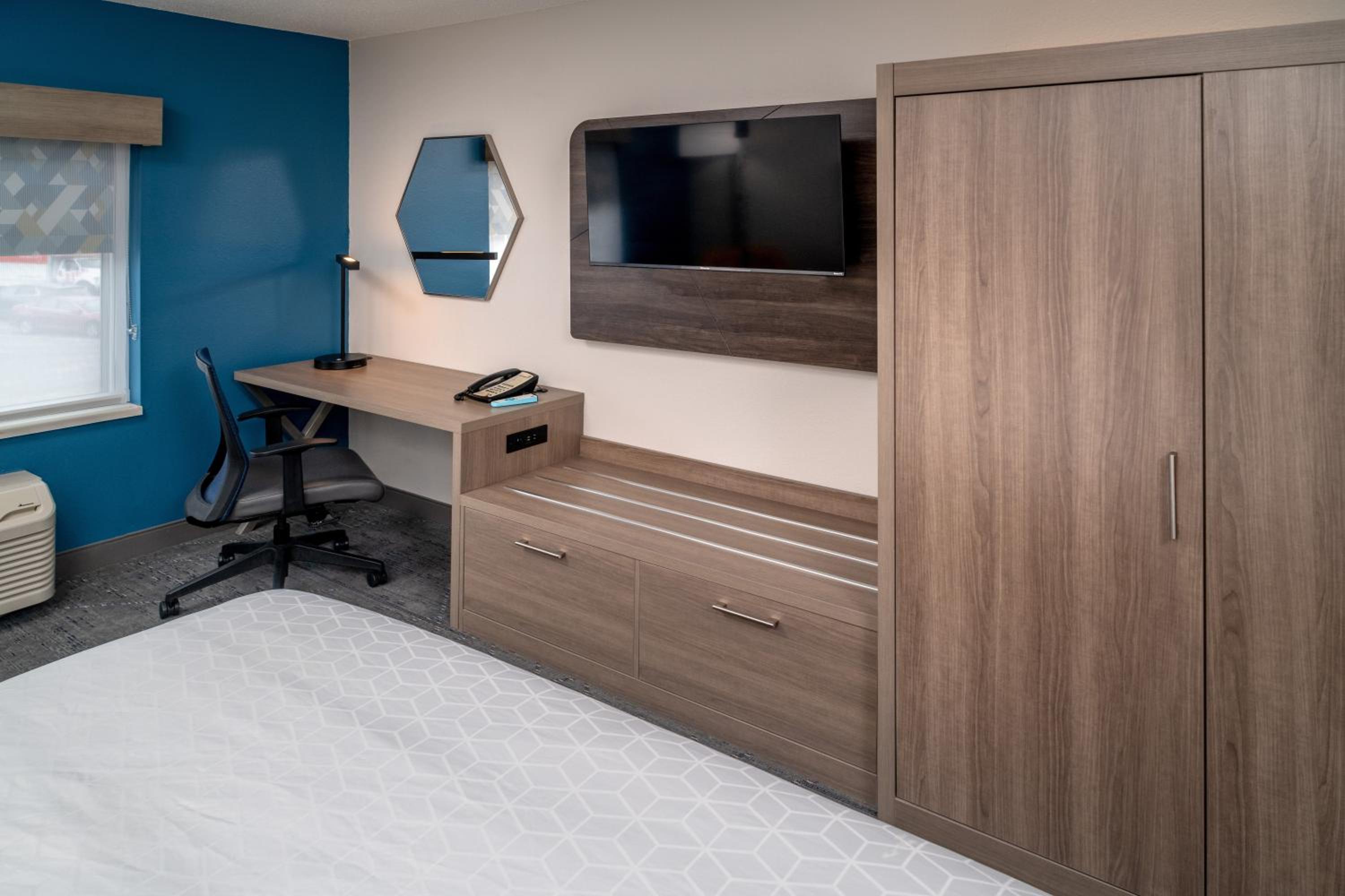 King Suite - Disability Access/Non-Smoking - Photo 13
