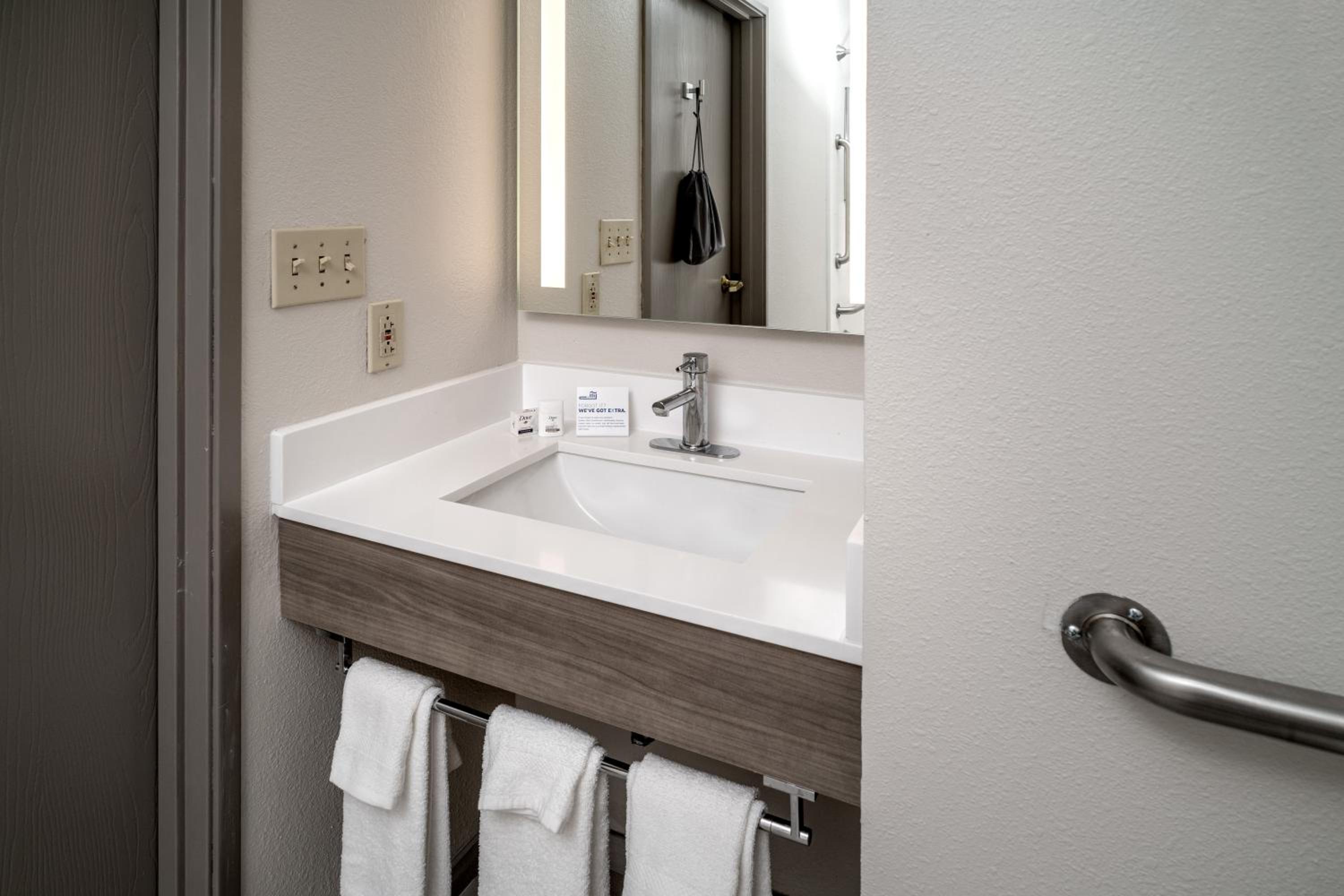 King Suite - Disability Access/Non-Smoking - Photo 19