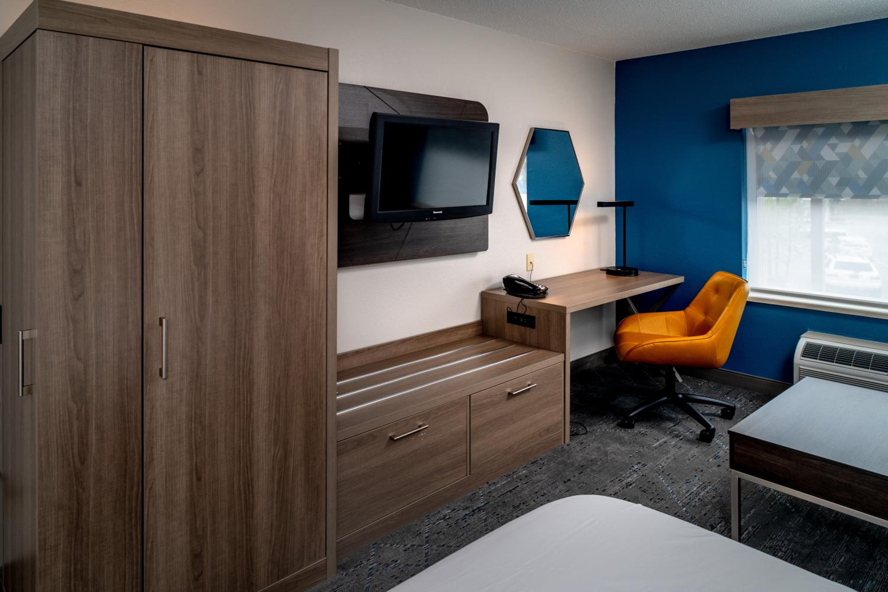 King Suite - Disability Access/Non-Smoking - Photo 9