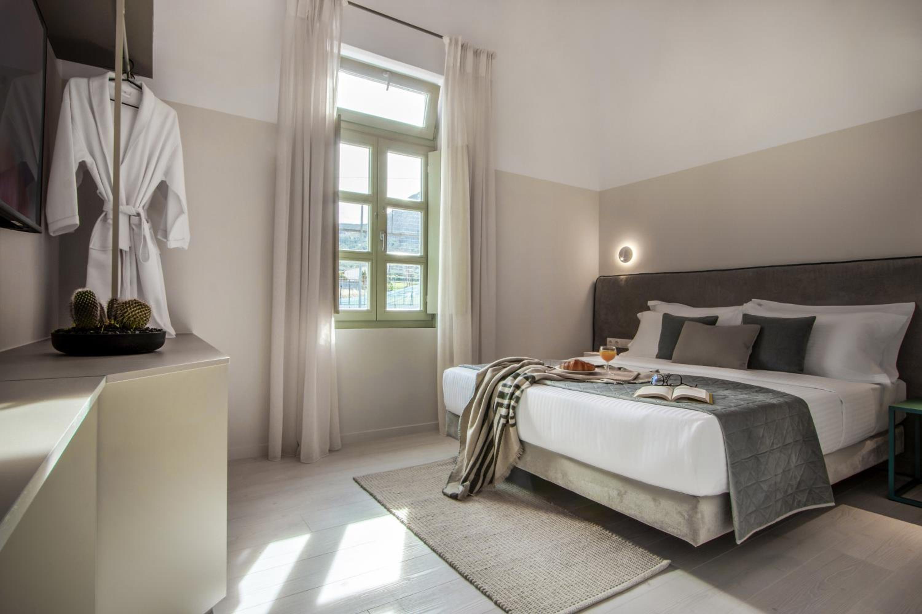 Standard Double Room - Photo 8