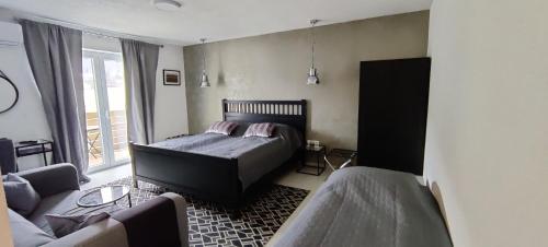 Double Room with Balcony - Photo 2