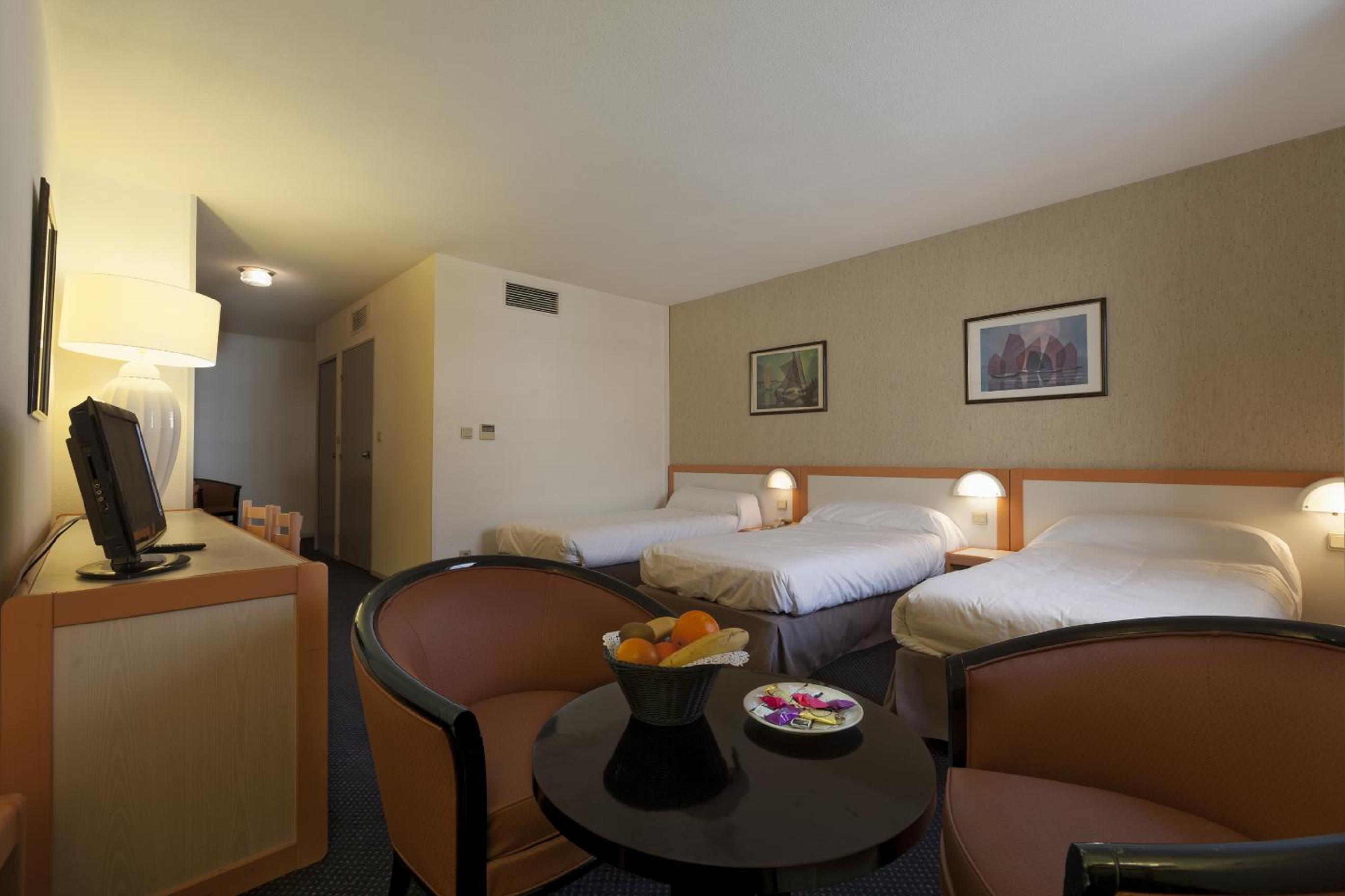 Family Room (2 Adults + 1 Child)