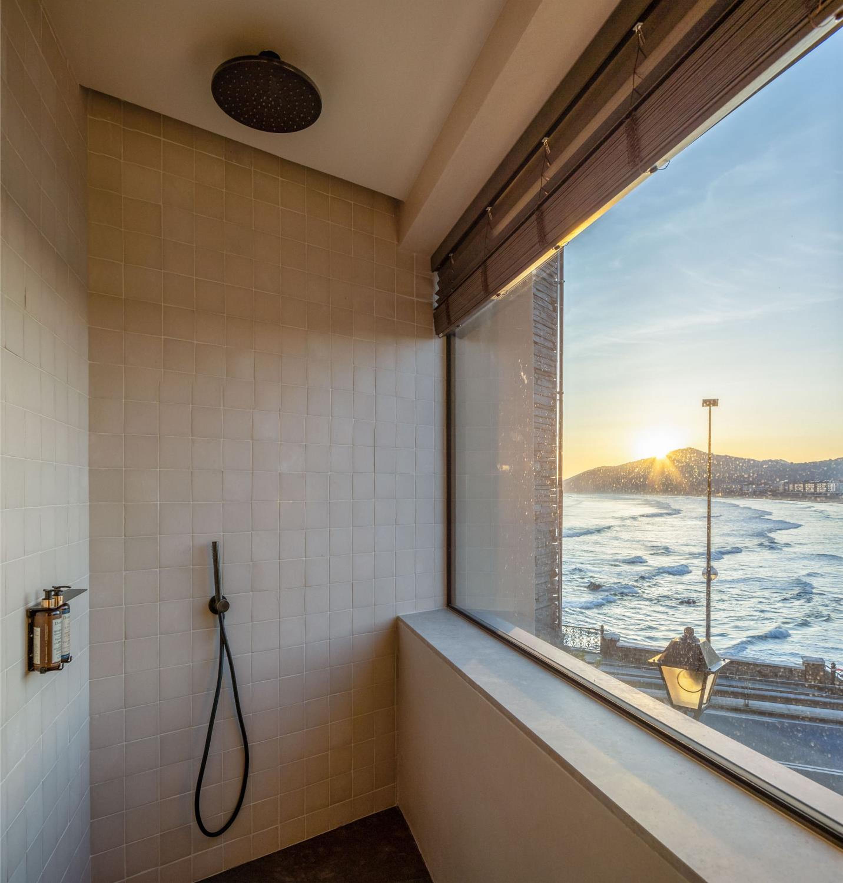 Deluxe Double Room with Sea View - Photo 16