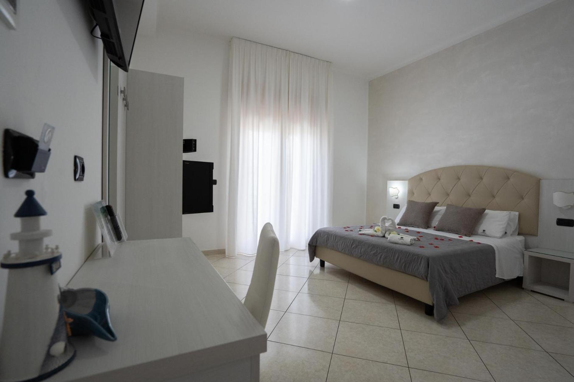 Double Room with Balcony and Sea View photo 3