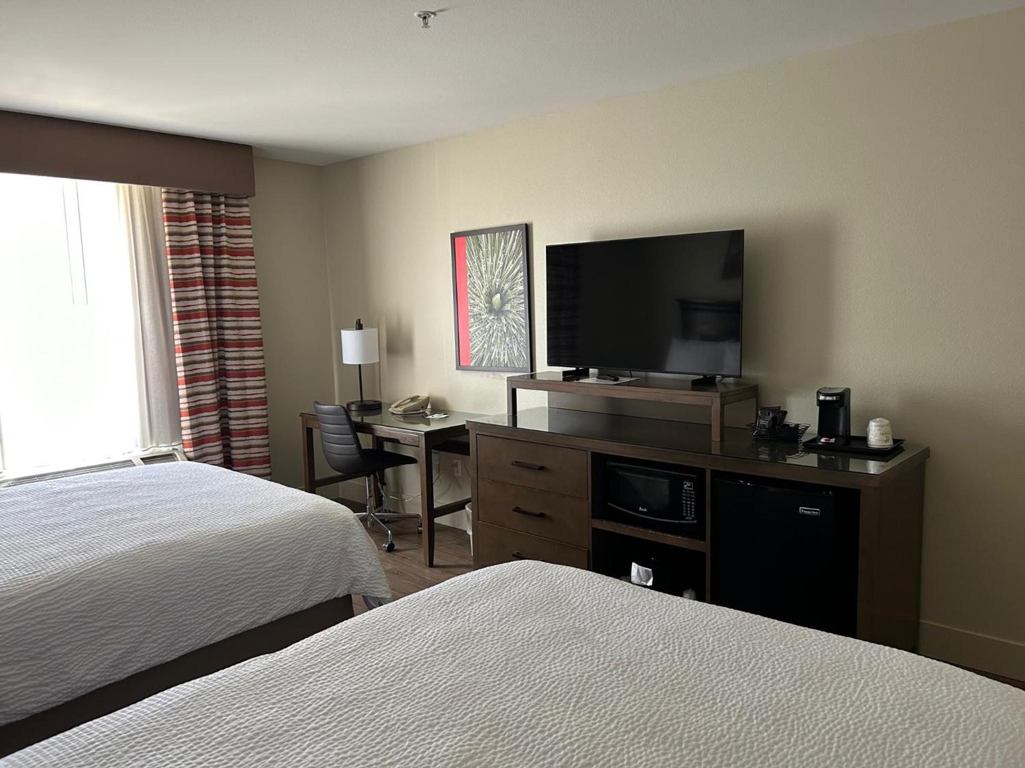 Standard Room with Two Queen Beds - Photo 9
