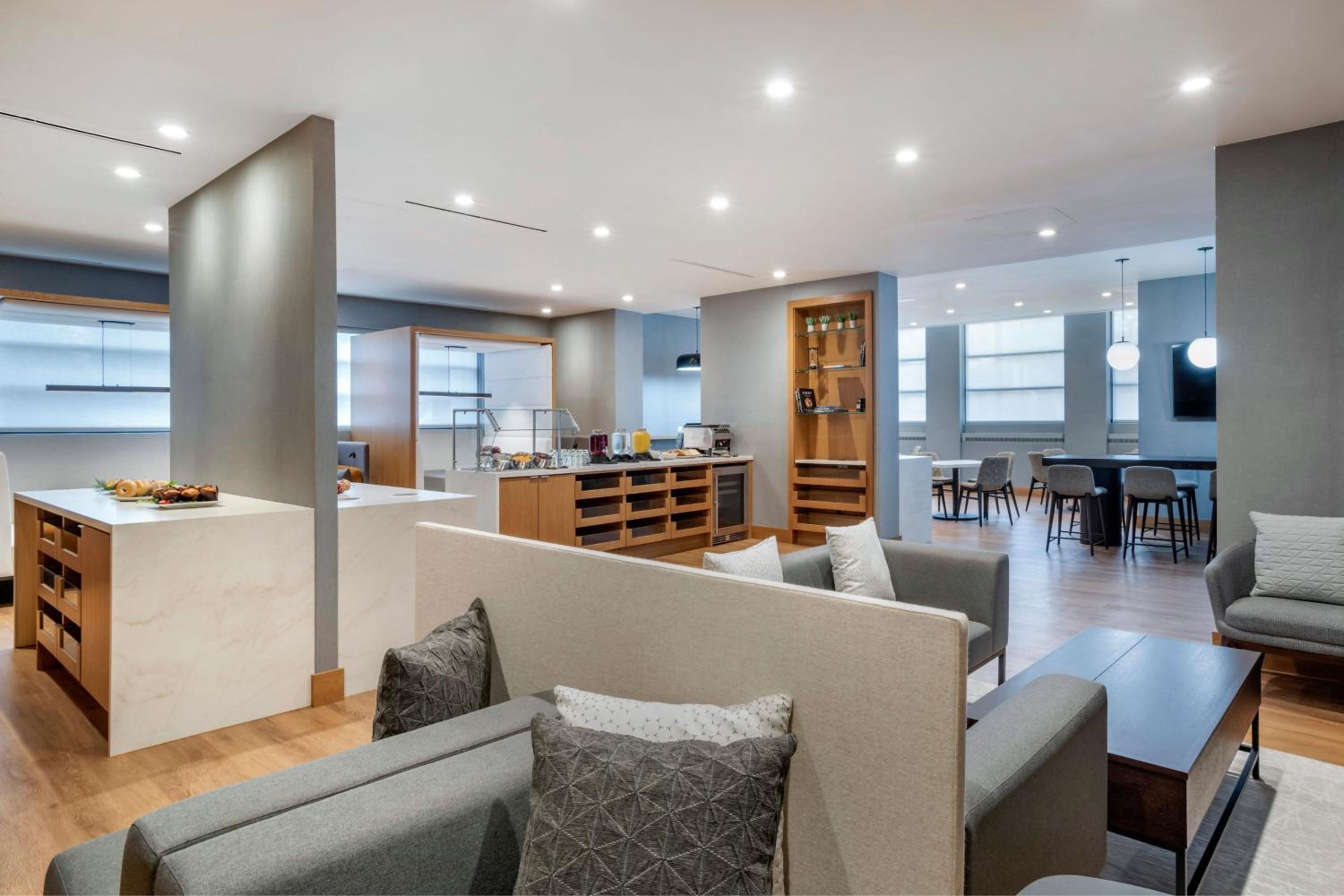 Club level, Suite, 1 King, Sofa bed, High floor - Photo 2