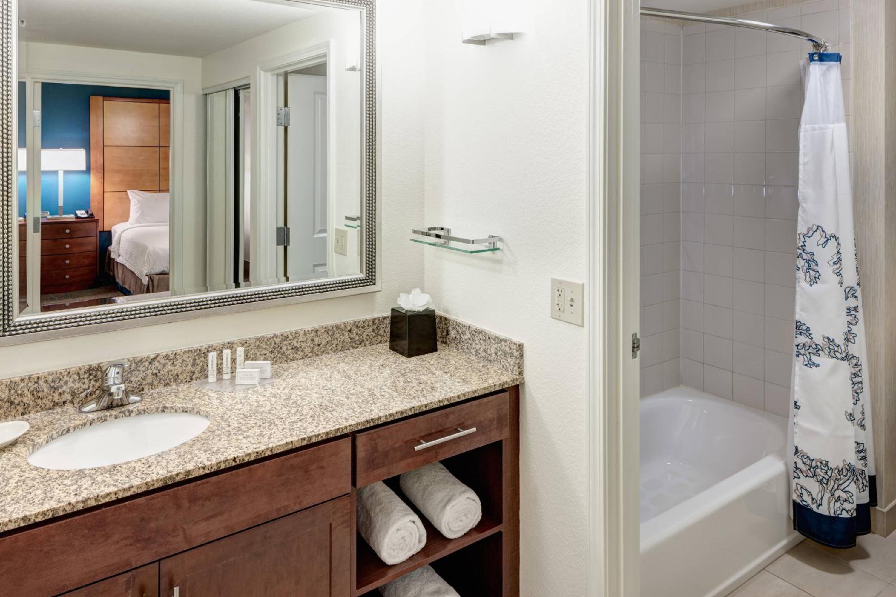 One-Bedroom King Suite with Sofa Bed - Photo 4