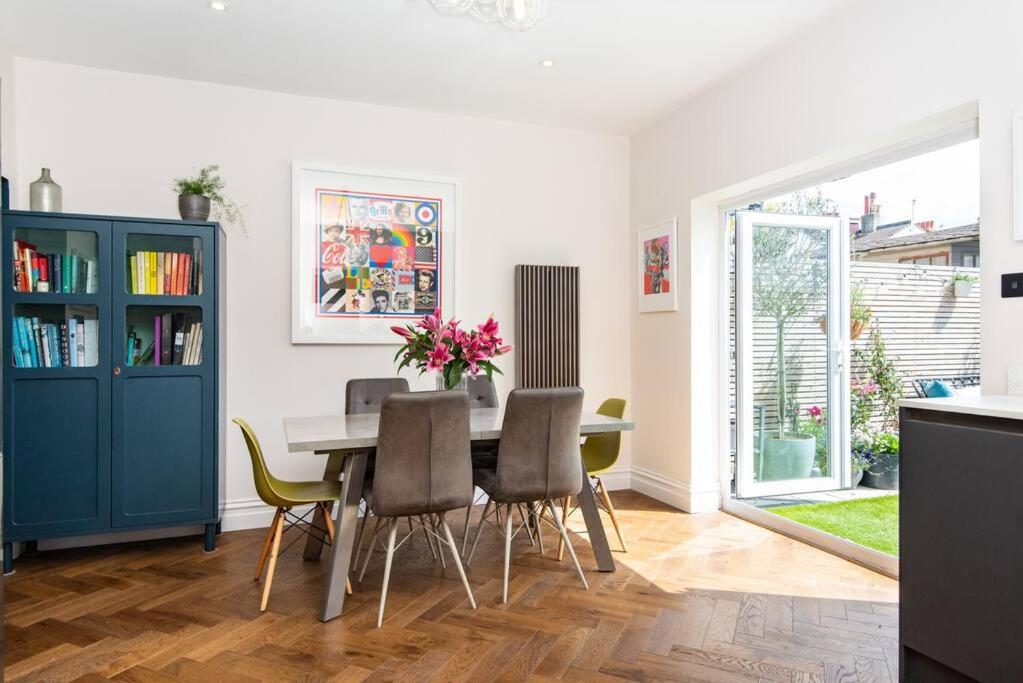 Three-Bedroom House photo 2