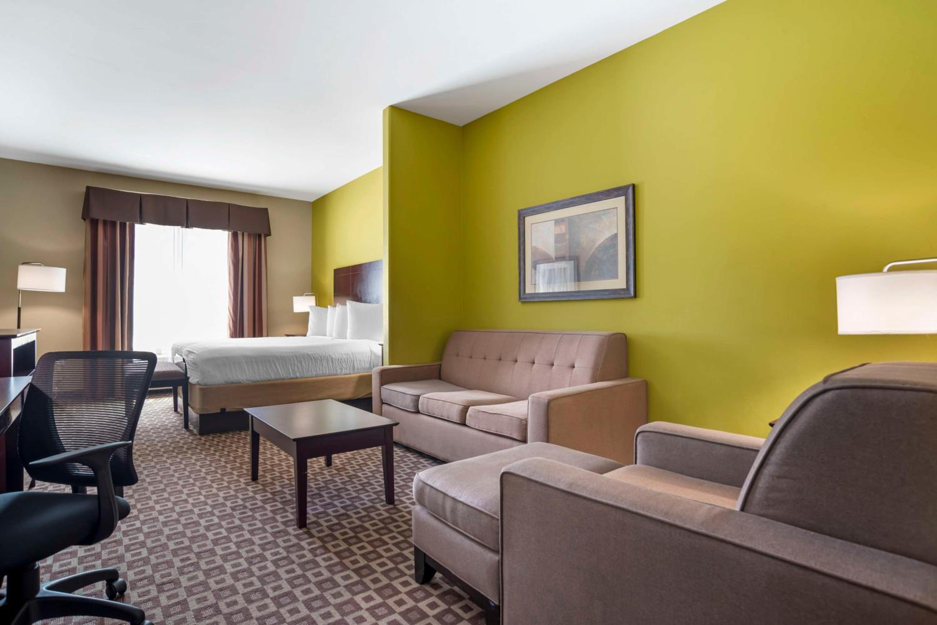 King Suite with Sofa Bed - Non-Smoking photo 1