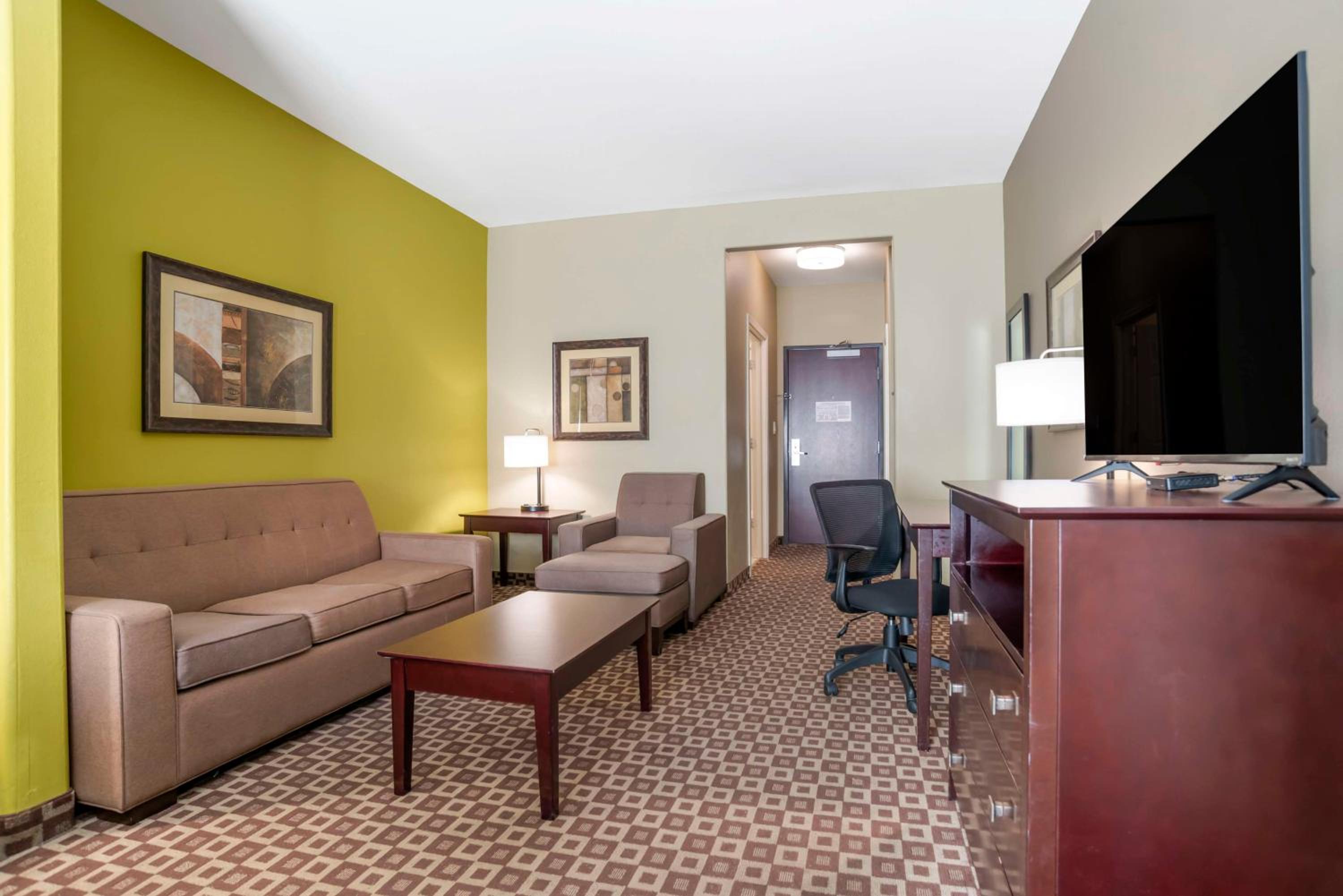 King Suite with Sofa Bed - Non-Smoking photo 3