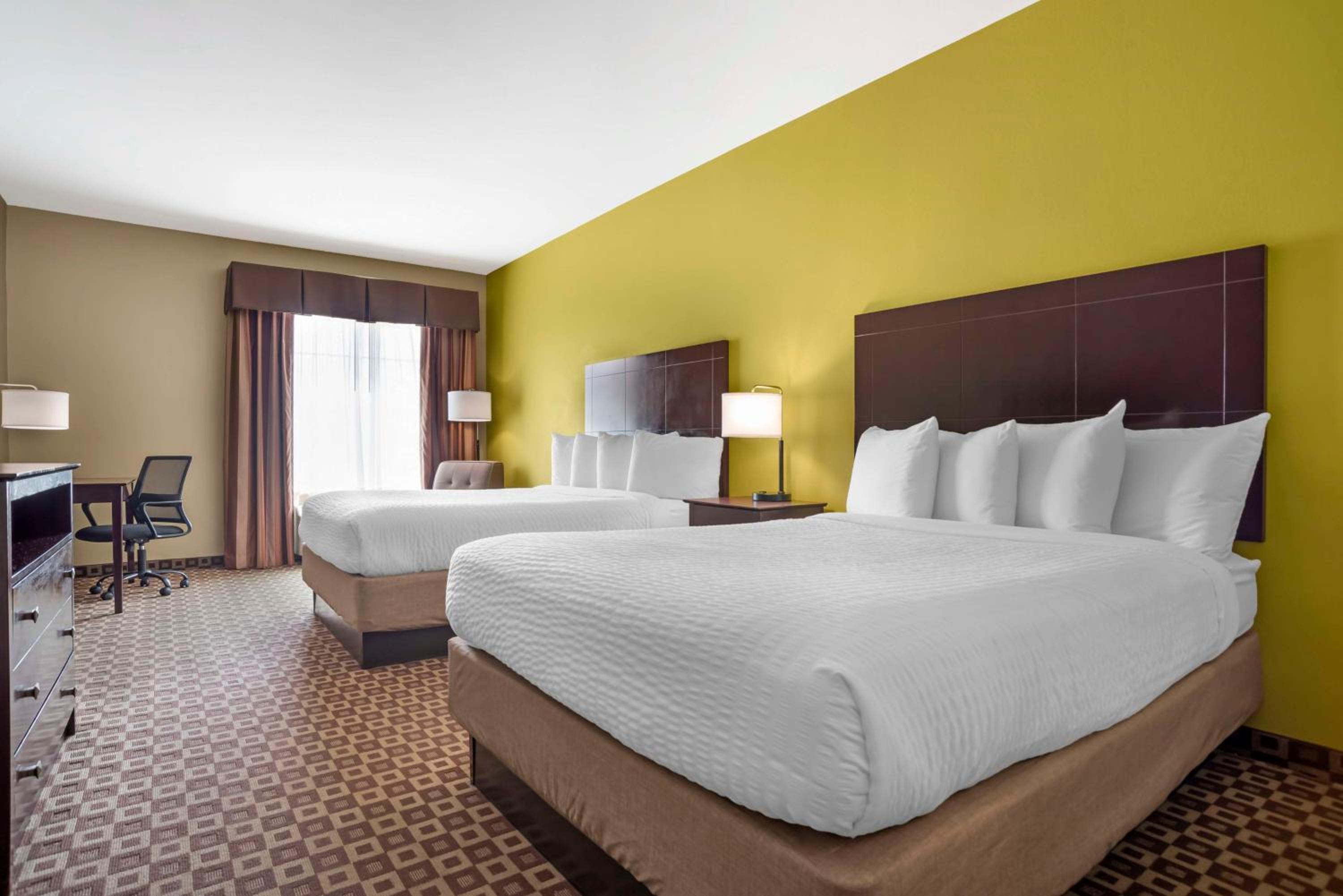 Queen Room with Two Queen Beds and Bath Tub - Disability Access/Non-Smoking  photo 1