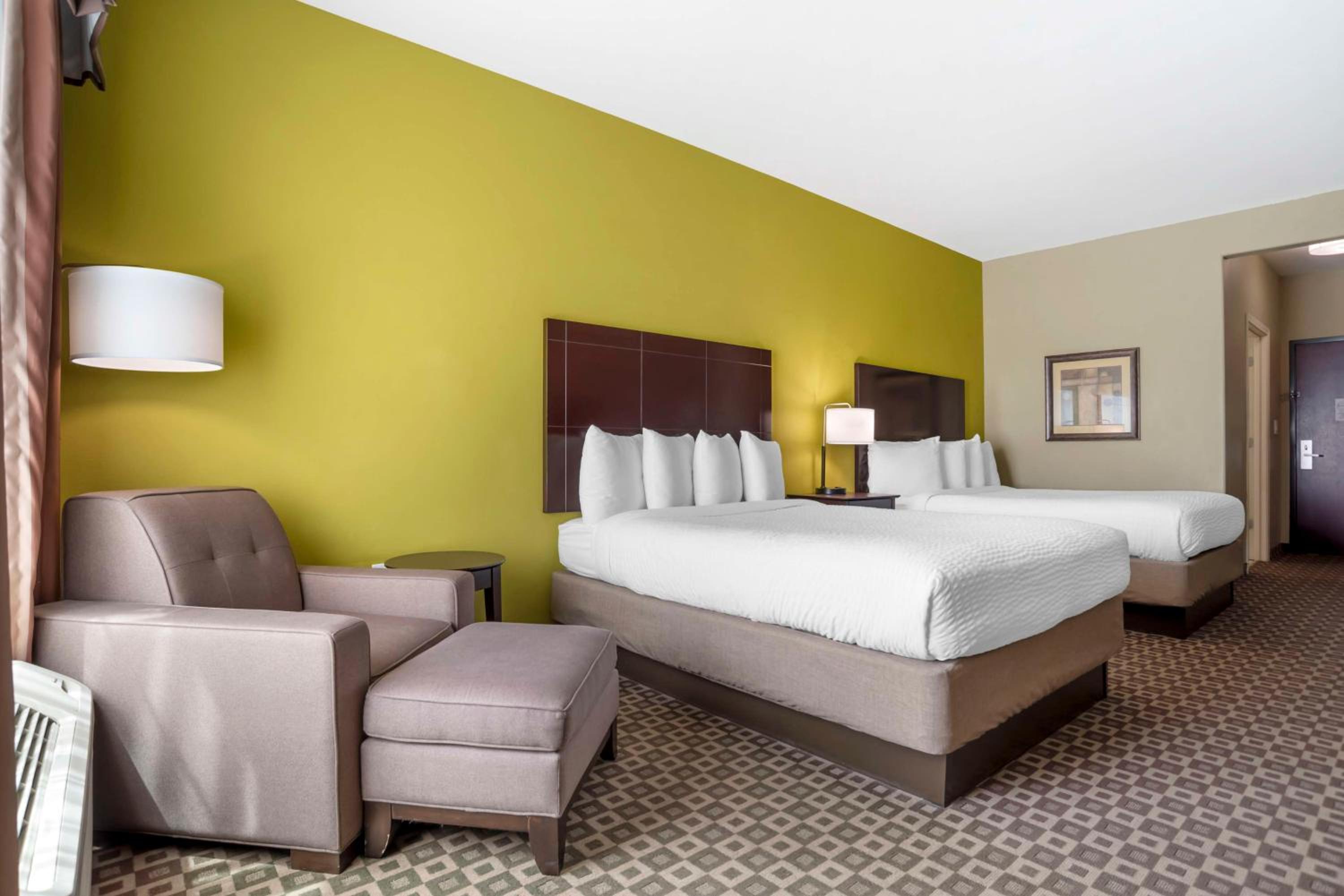 Queen Room with Two Queen Beds and Bath Tub - Disability Access/Non-Smoking  photo 3