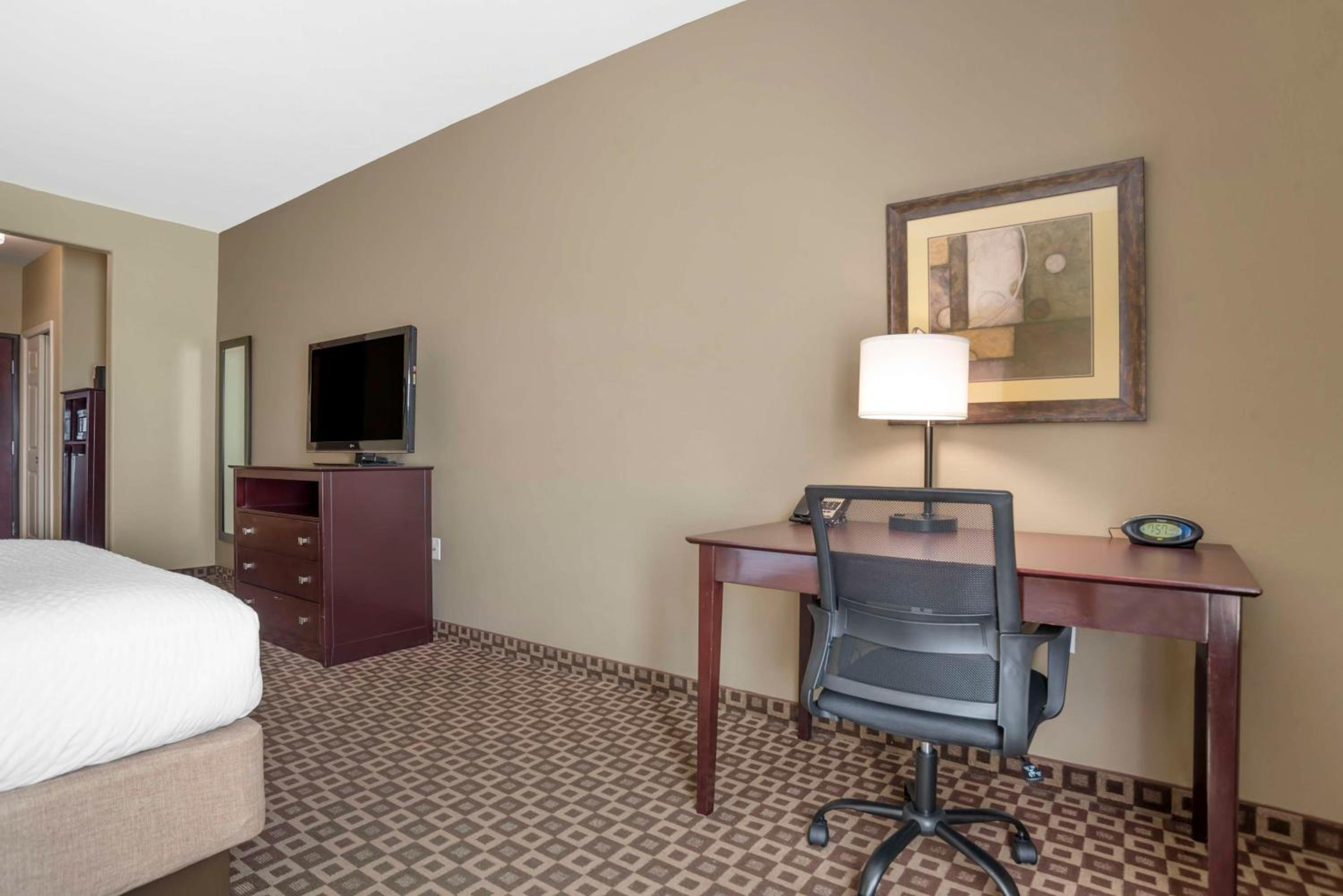 King Room - Mobility Accessible with Bathtub photo 3