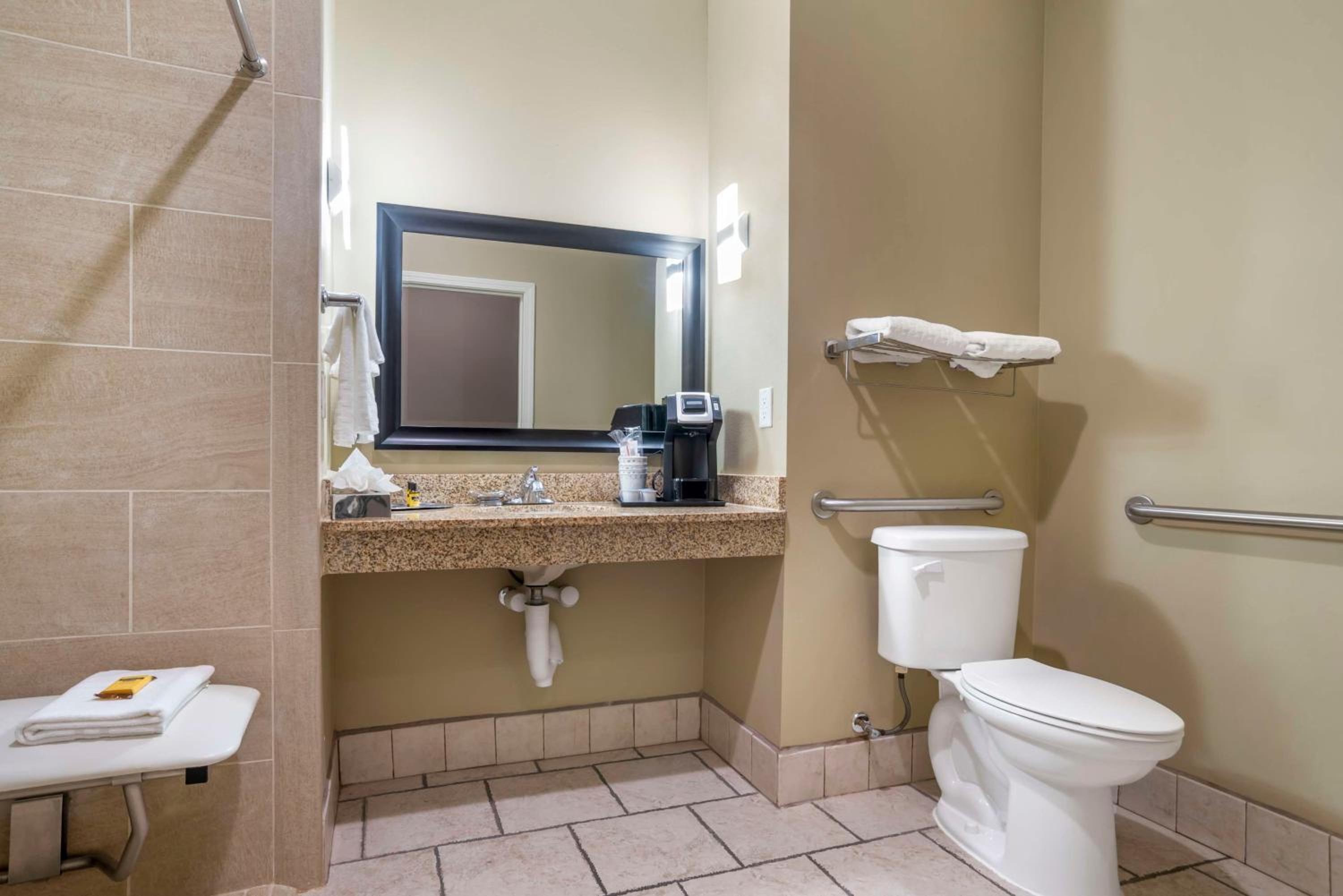 King Room with Bath Tub - Disability Access photo 3