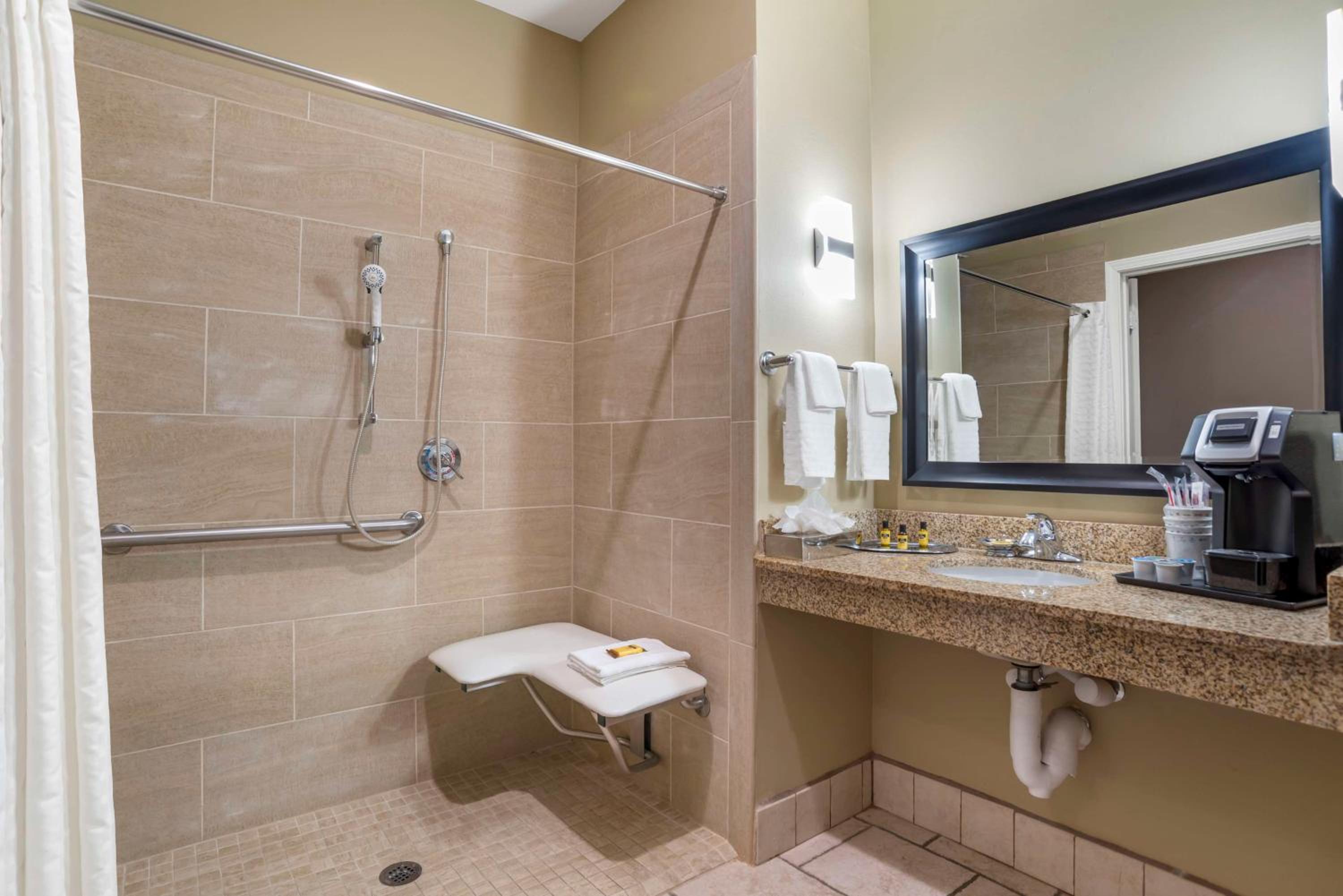 King Room with Bath Tub - Disability Access photo 2