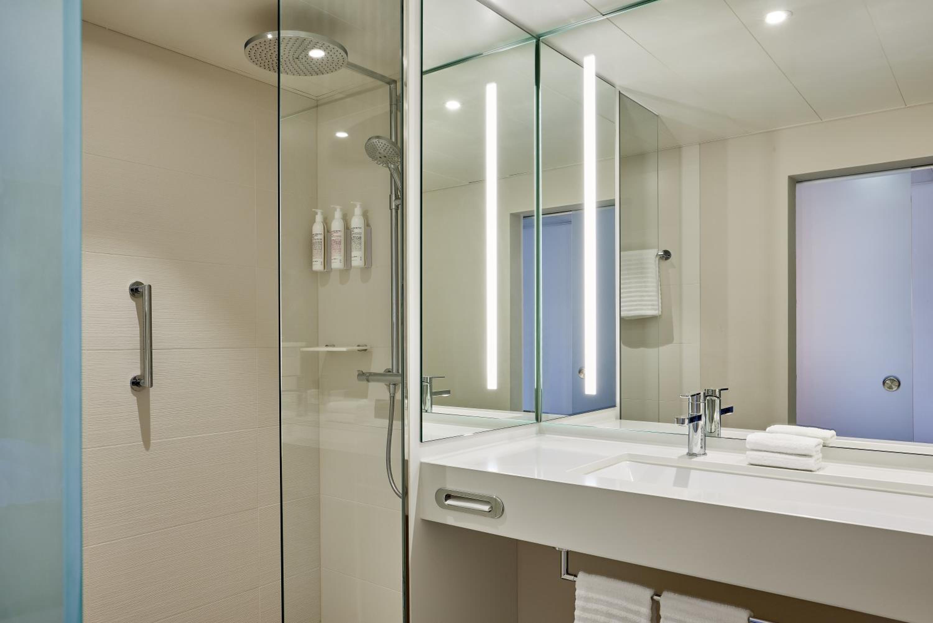 Deluxe Twin Room thumbnail 6