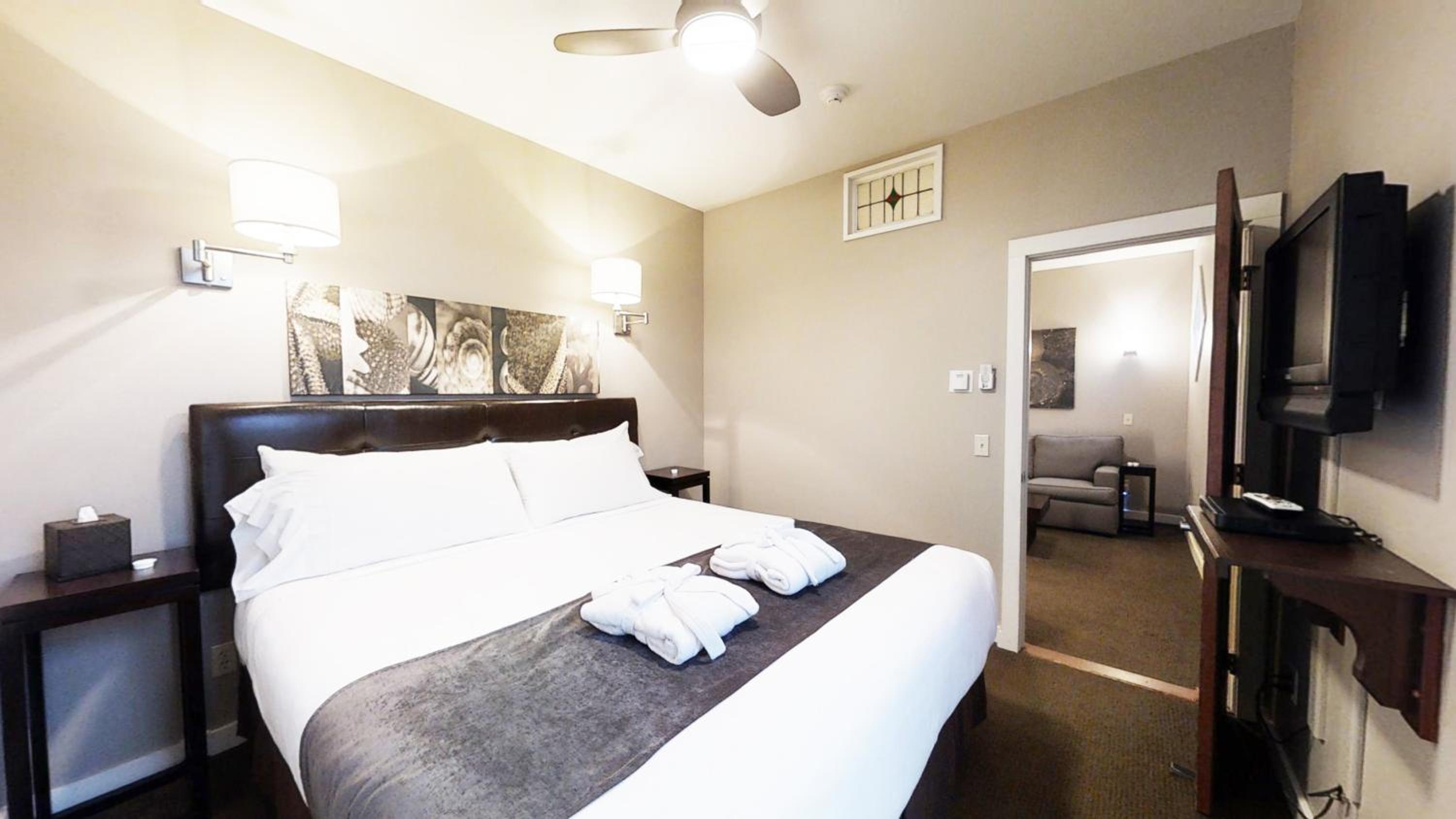 Deluxe King Room with Spa Bath photo 2