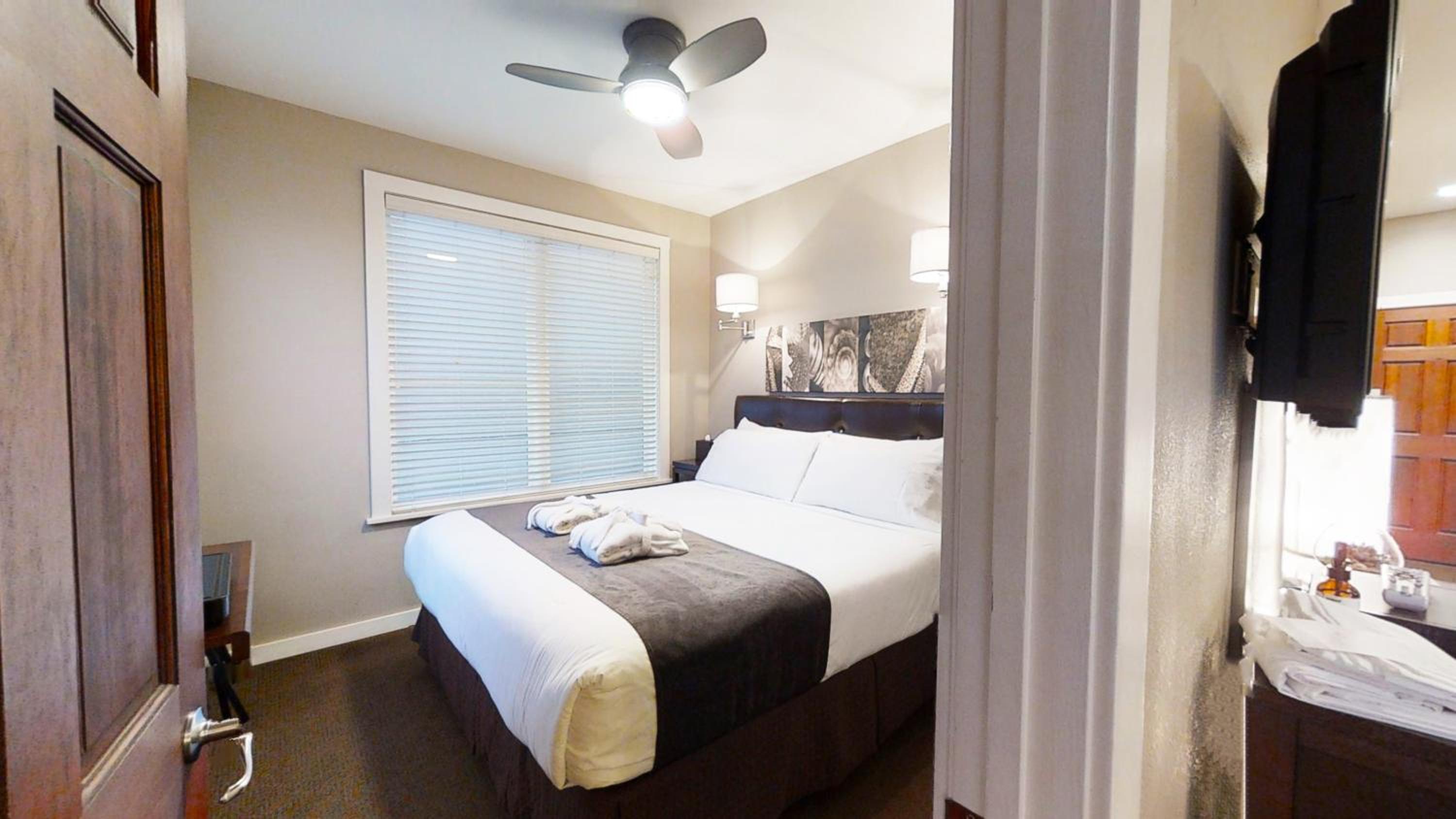 Deluxe King Room with Spa Bath photo 3