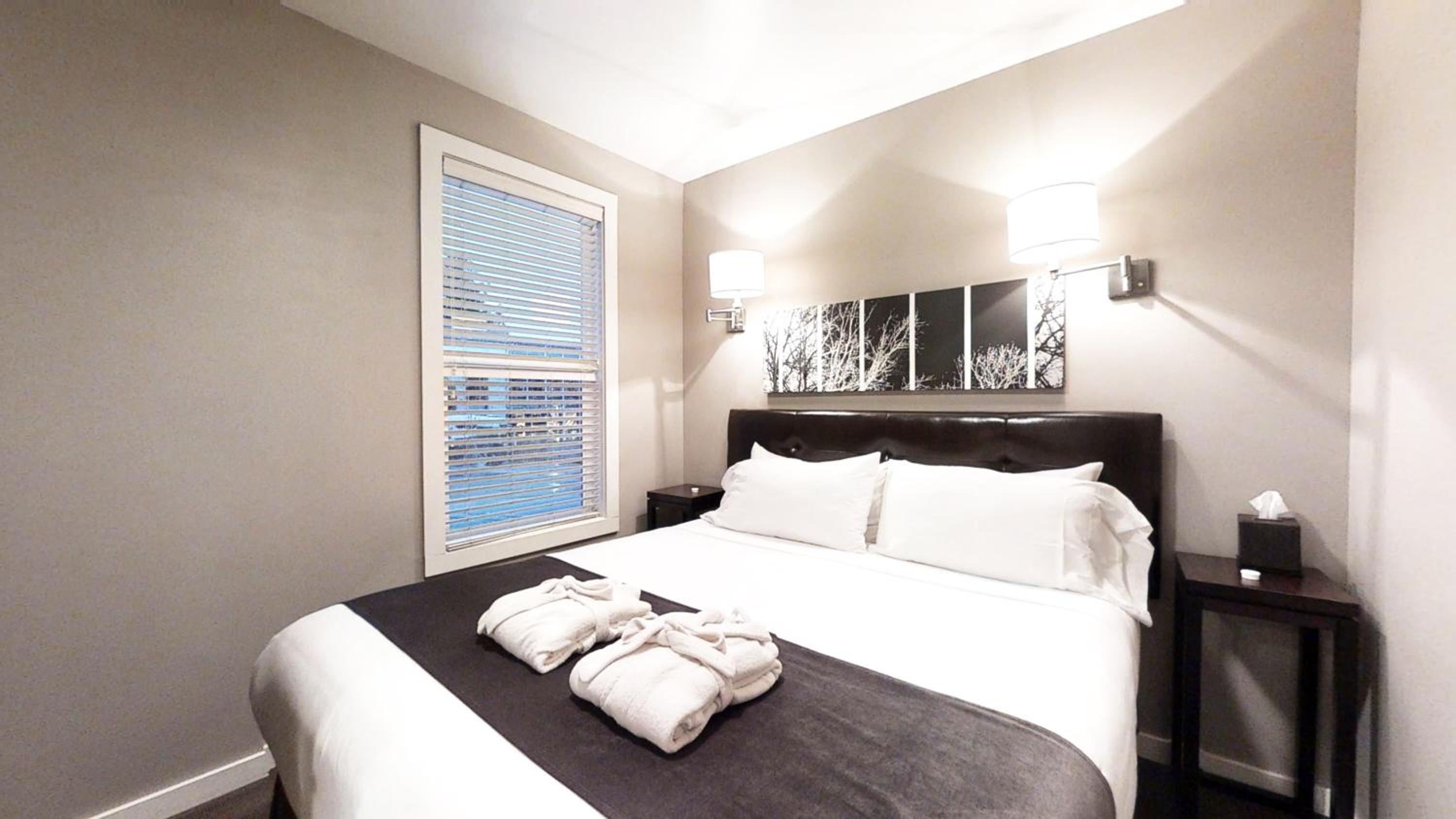 King Room with Roll-In Shower - Disability Access photo 3