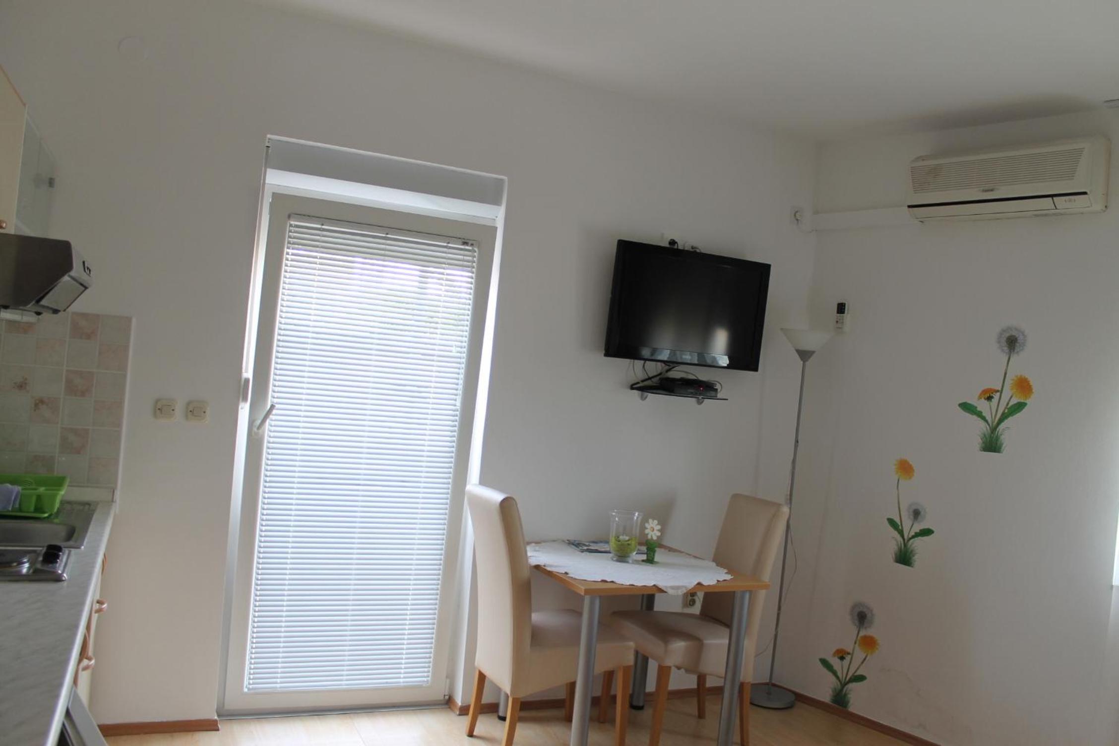 One-Bedroom Apartment with Terrace - Photo 5