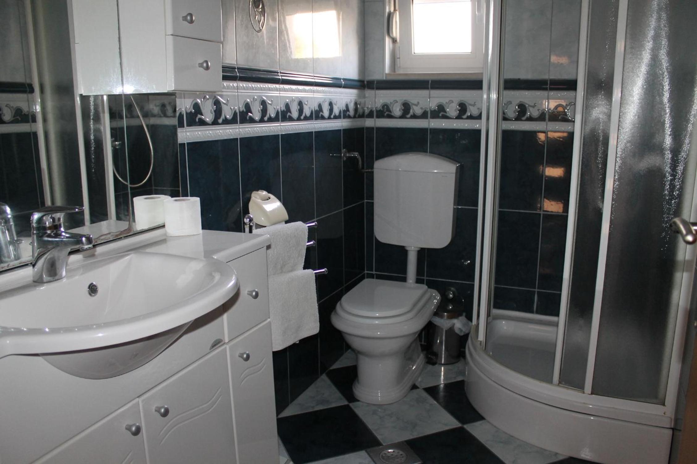 One-Bedroom Apartment with Terrace - Photo 4