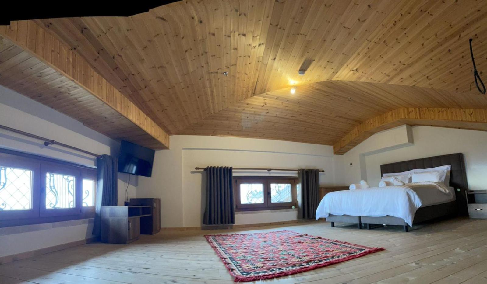 Deluxe Family Room photo 2