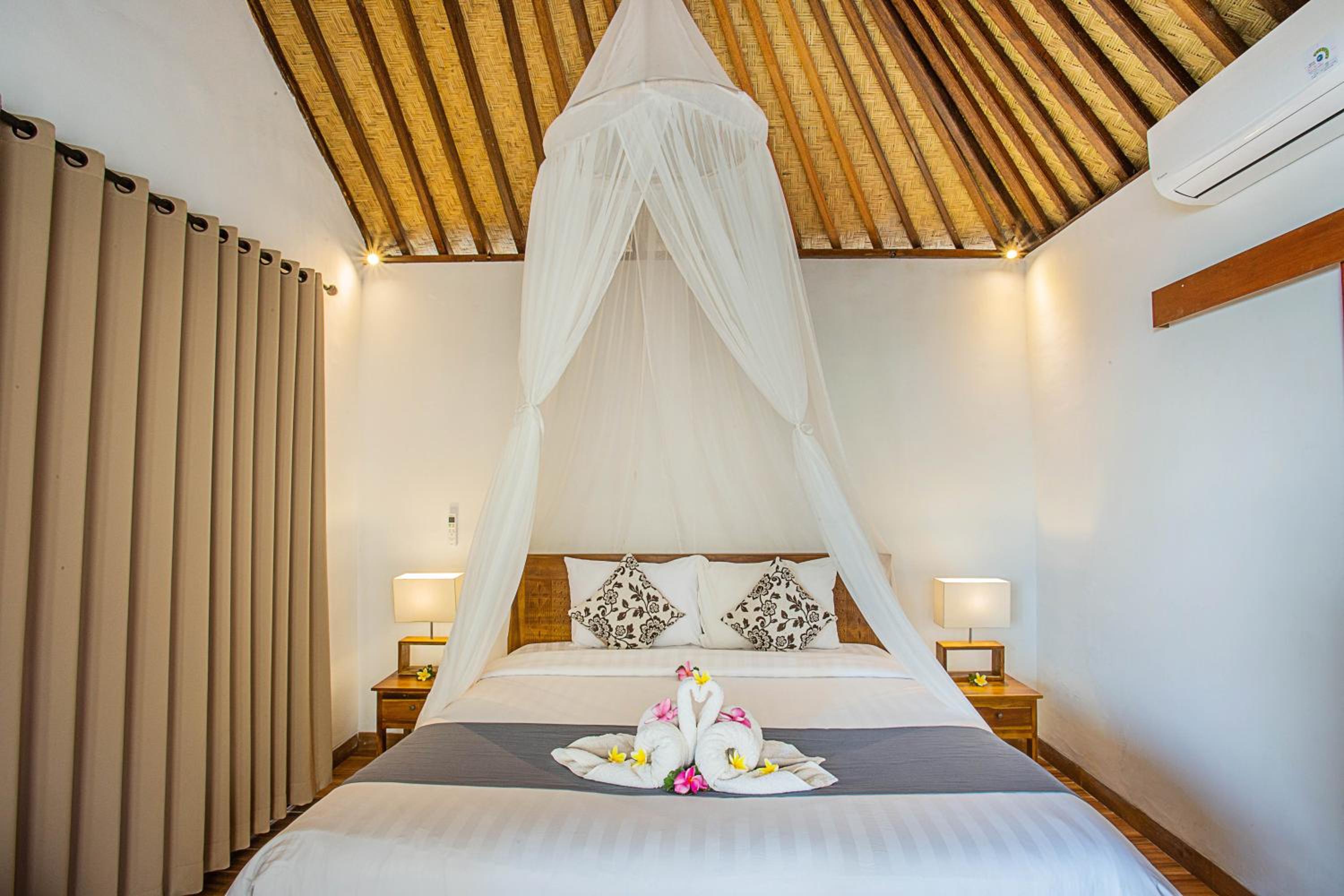 Double or Twin Room with Partial Sea View photo 3