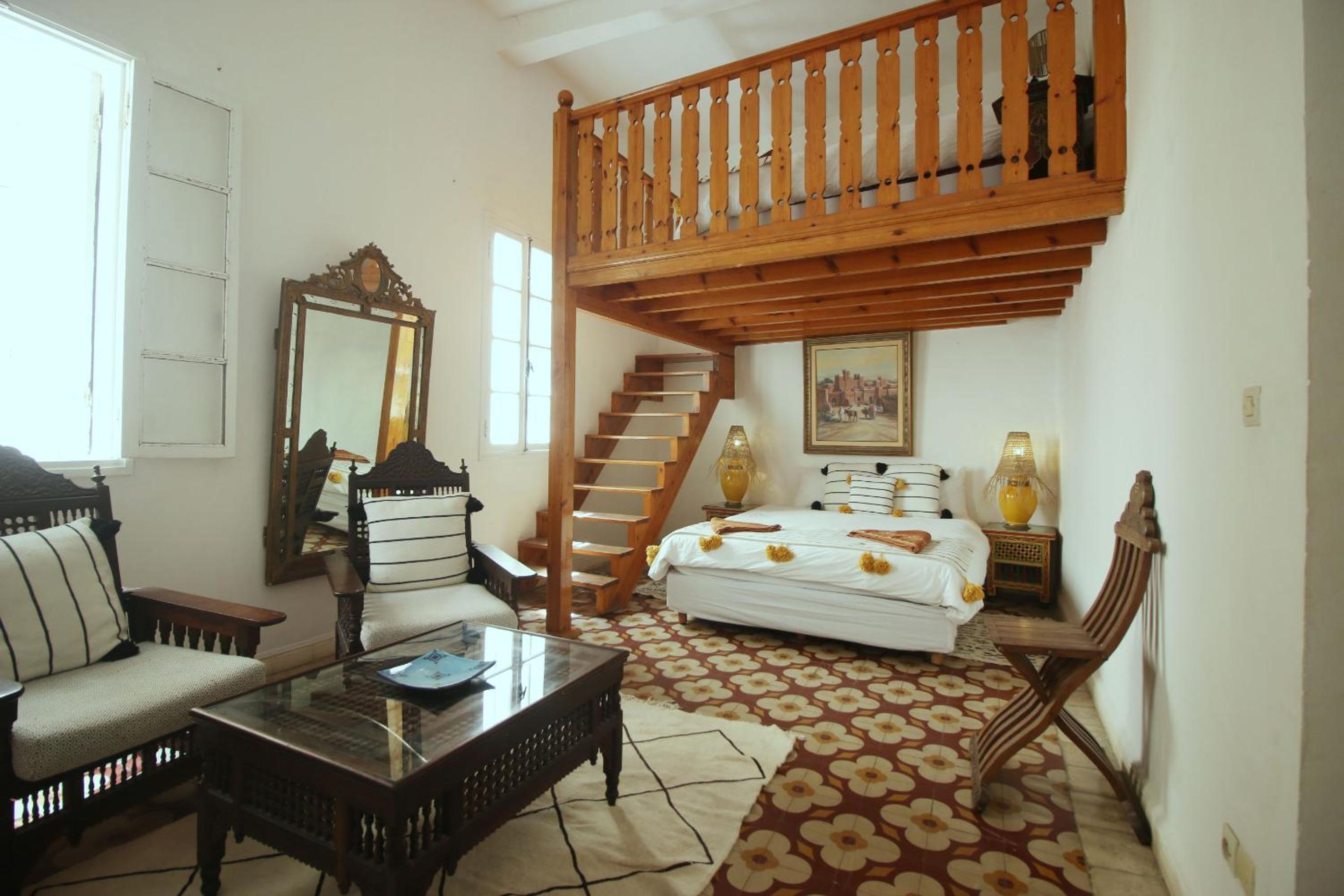 Deluxe King Suite - Photo 15
