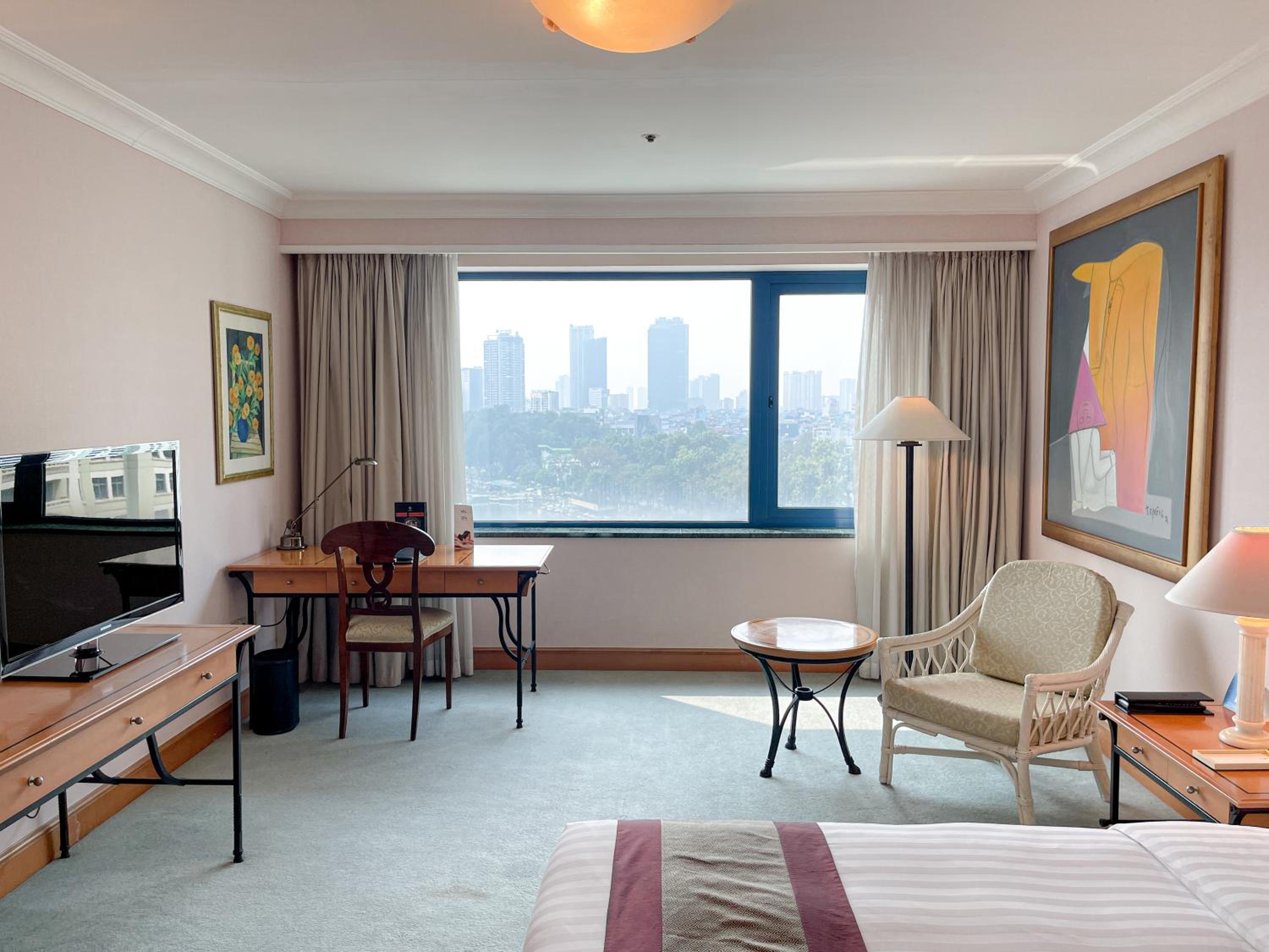 Grand Deluxe King Bed  Lake View thumbnail 5