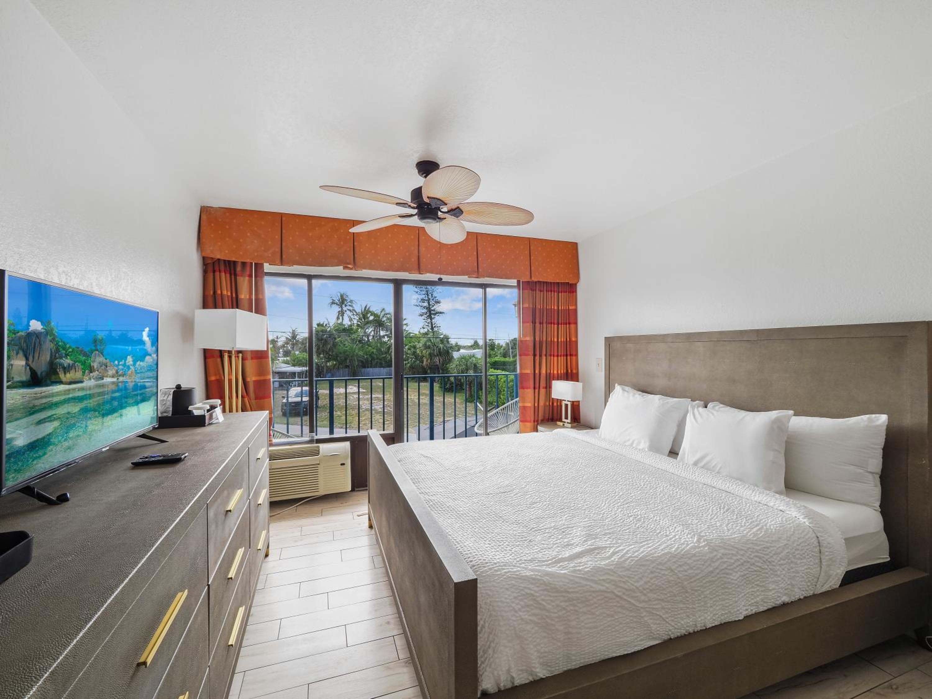 King Room with Balcony Sunset View - Photo 1