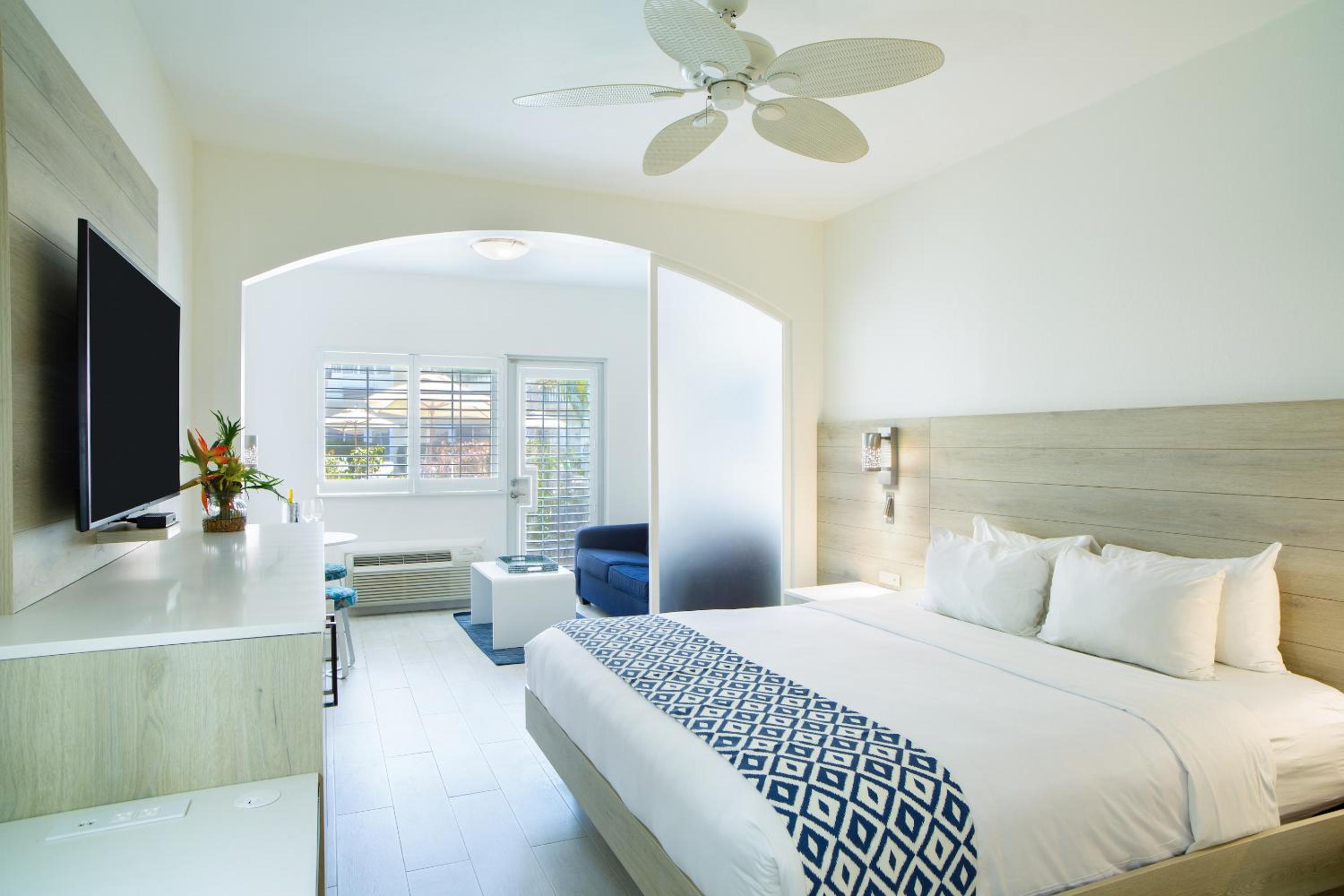 Deluxe Poolside Terrace – 1 King Bed - Photo 1
