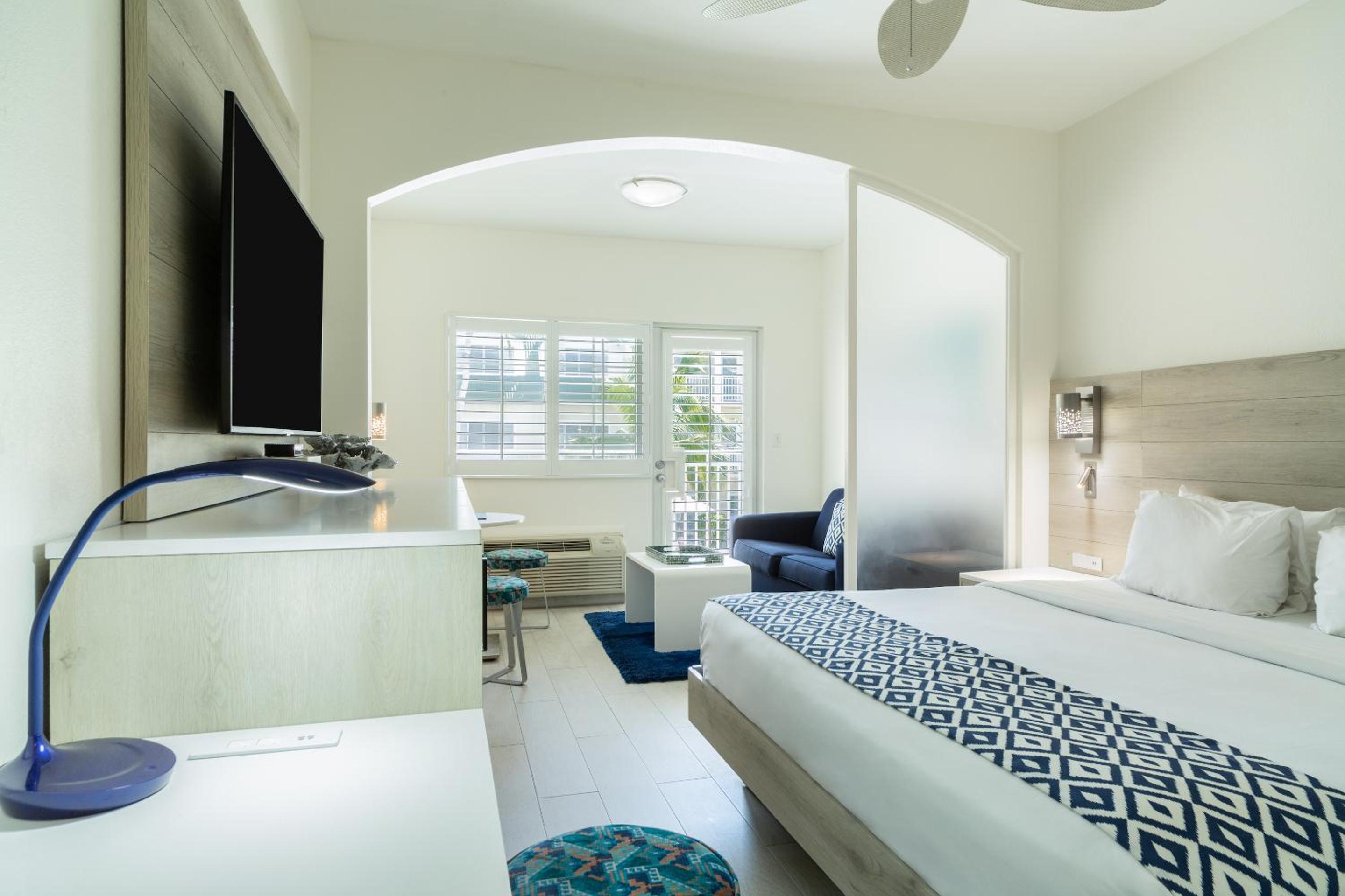 Deluxe Poolside Balcony – 1 King Bed - Photo 1