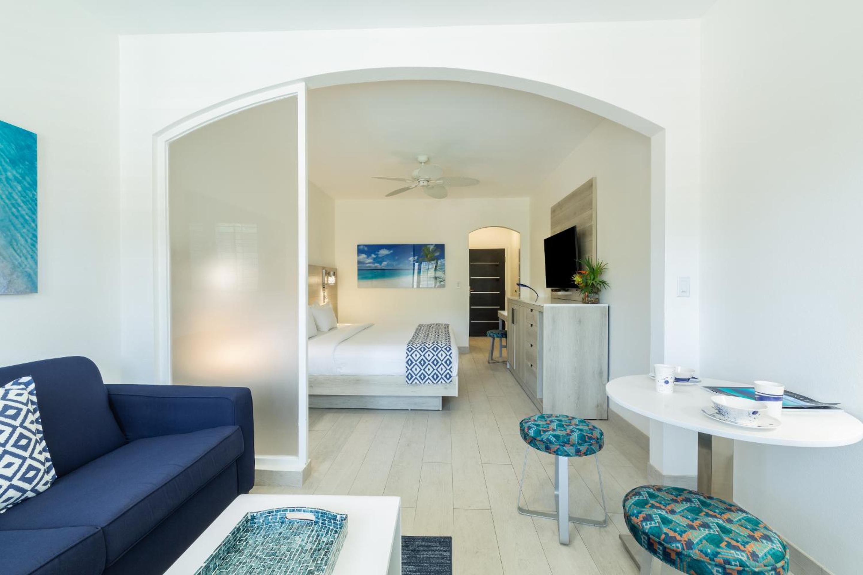Poolside Room -1 King Bed - Photo 4