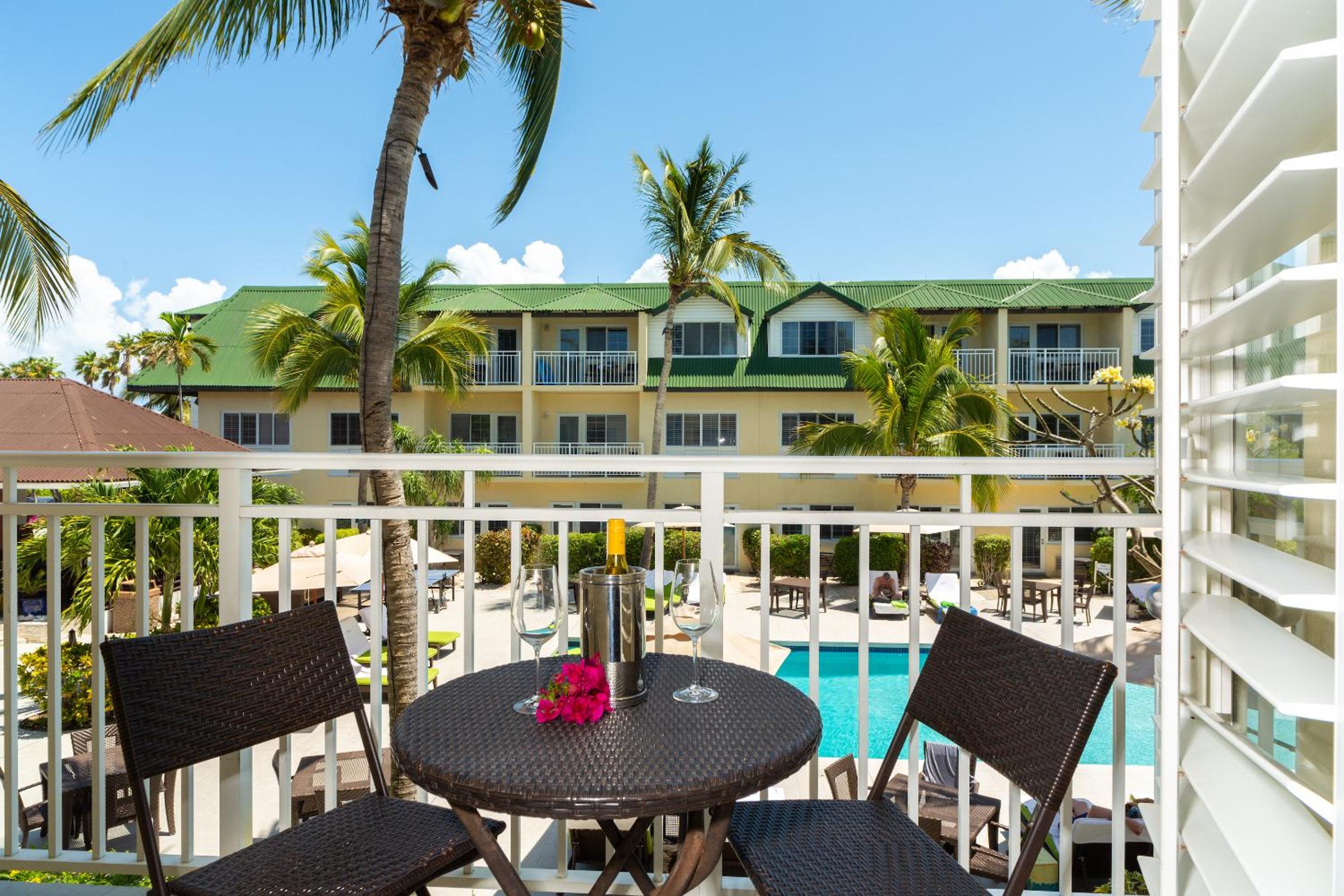 Deluxe Poolside Balcony – 1 King Bed - Photo 2