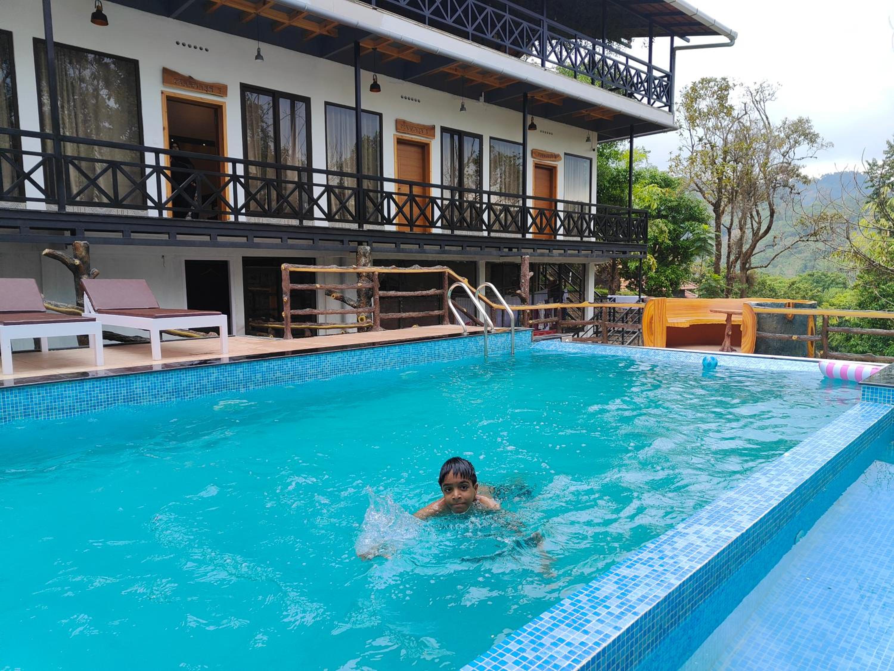 Junior Suite with Pool View - Photo 13