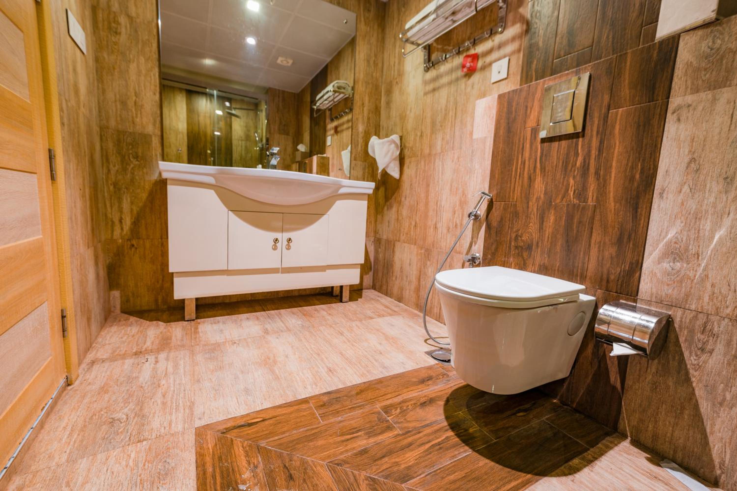 Honeymoon suite with Complimentary Adventure Activities and 100 Spread Breakfast