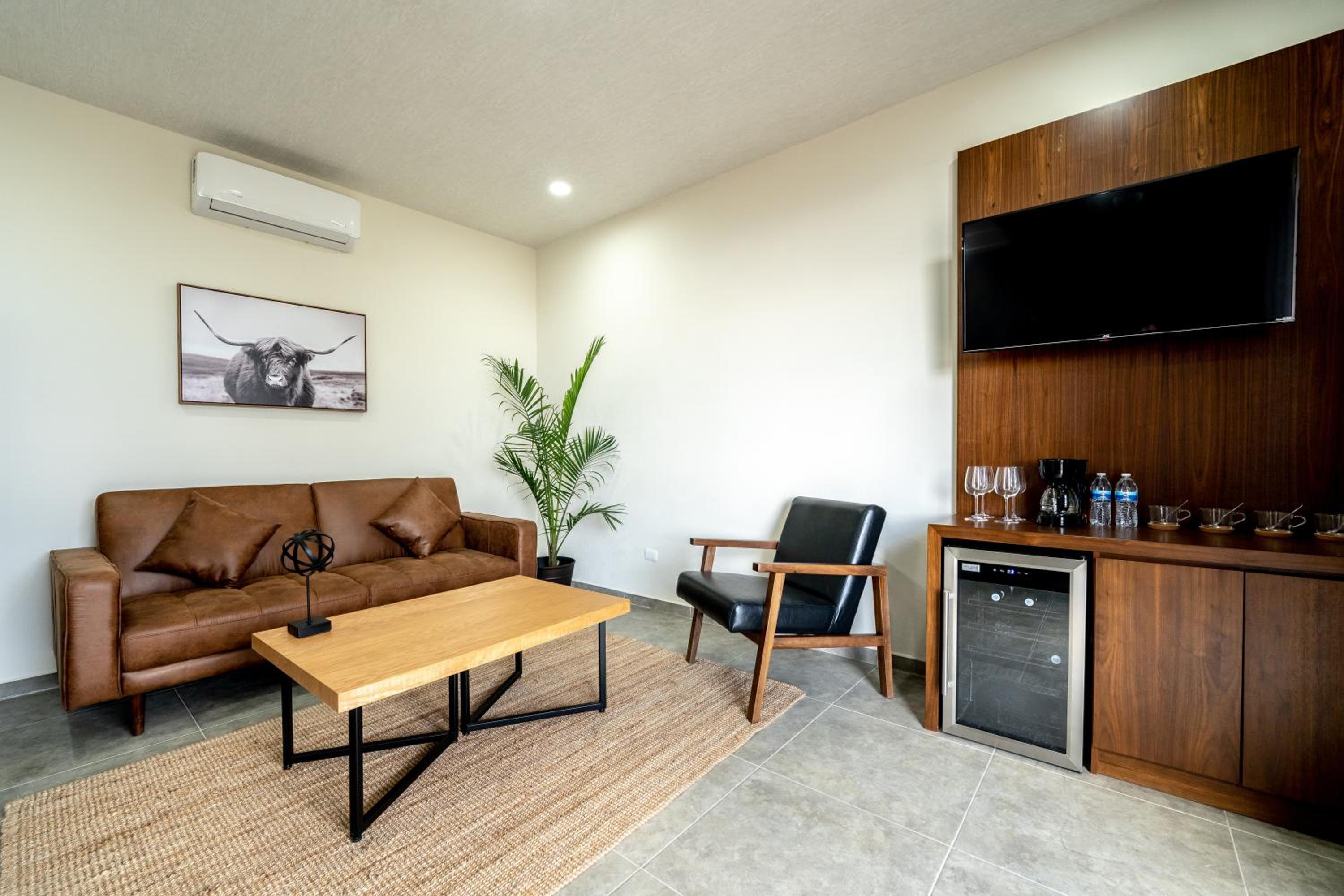 Deluxe Double Room with Balcony - Photo 4