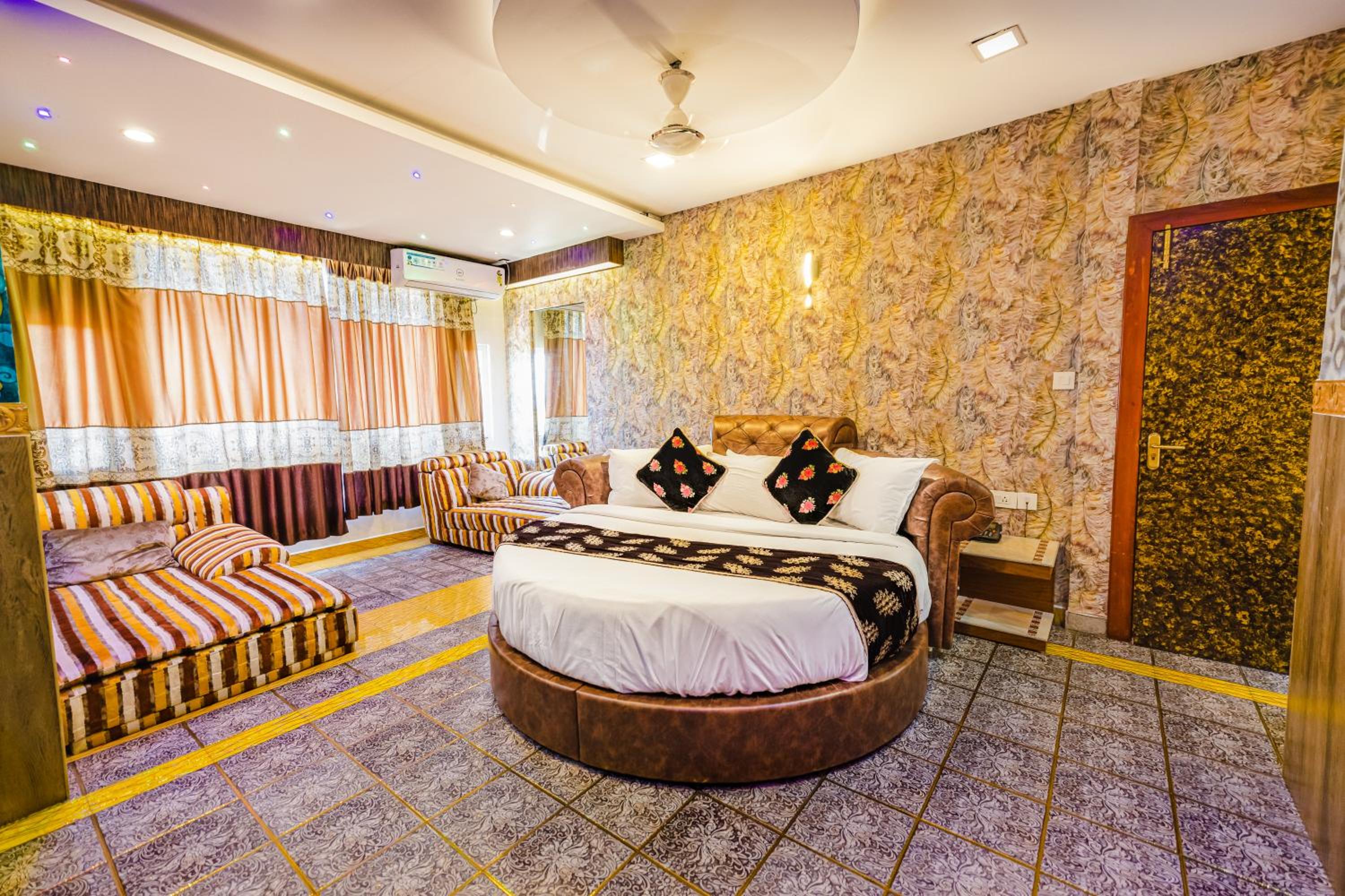 Jaccuzi Family Room with Complimentary Adventure Activities and 100 Spread Breakfast Jaccuzi Family Room with Complimentary Adventure Activities and 100 Spread Breakfast