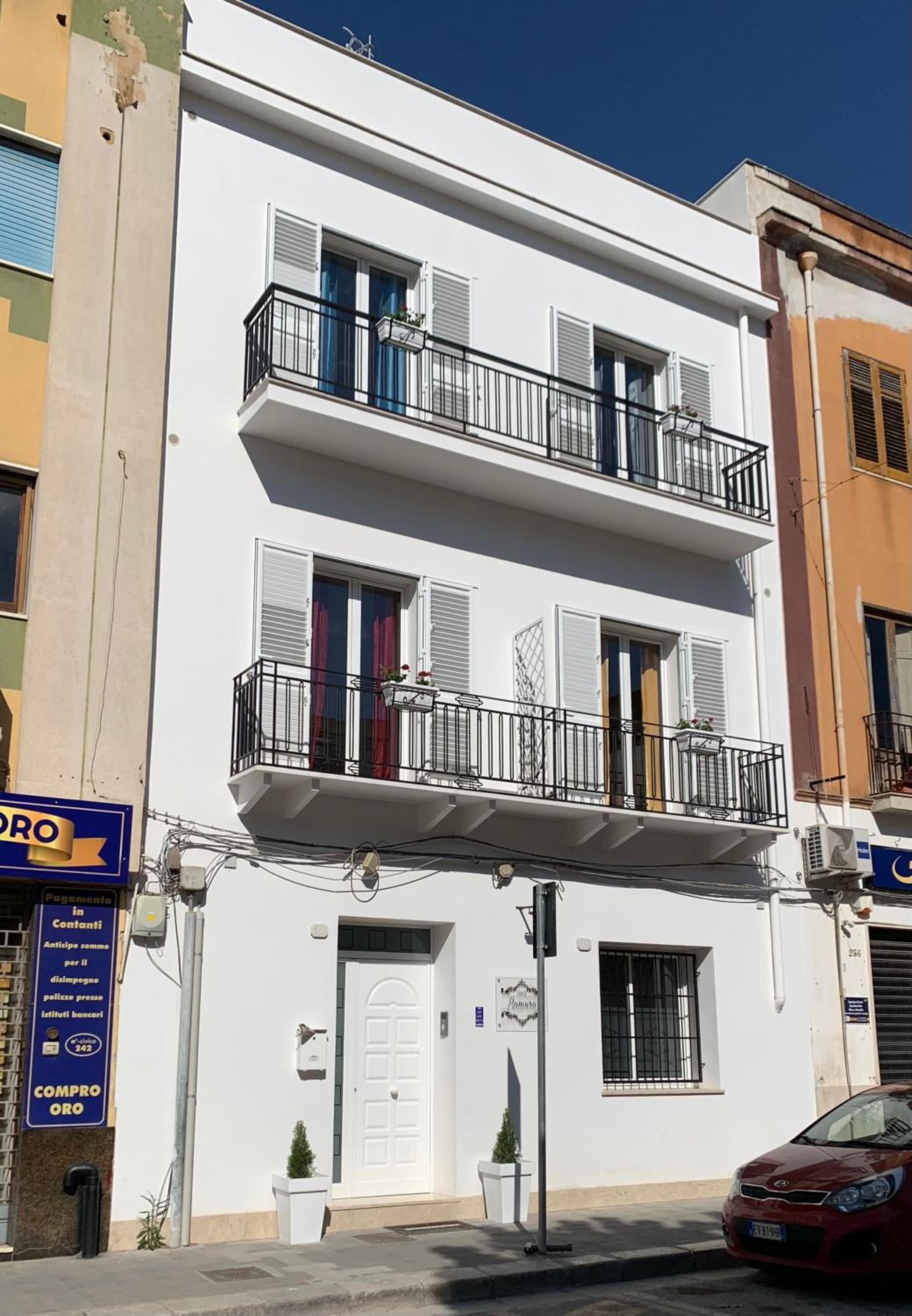 Double Room with Balcony - Photo 9