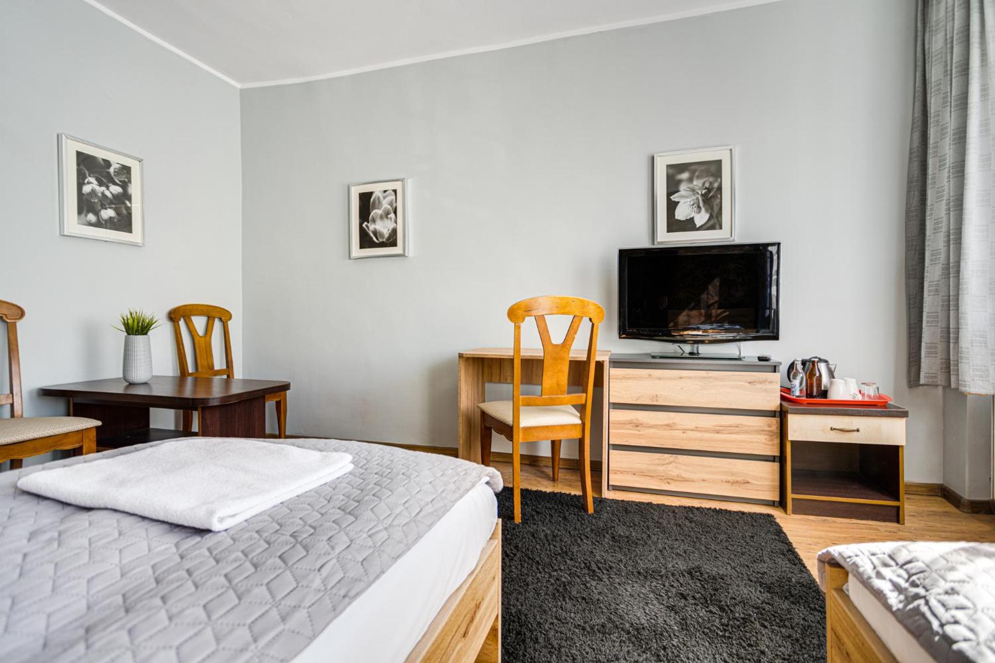 Economy Twin Room - Photo 6