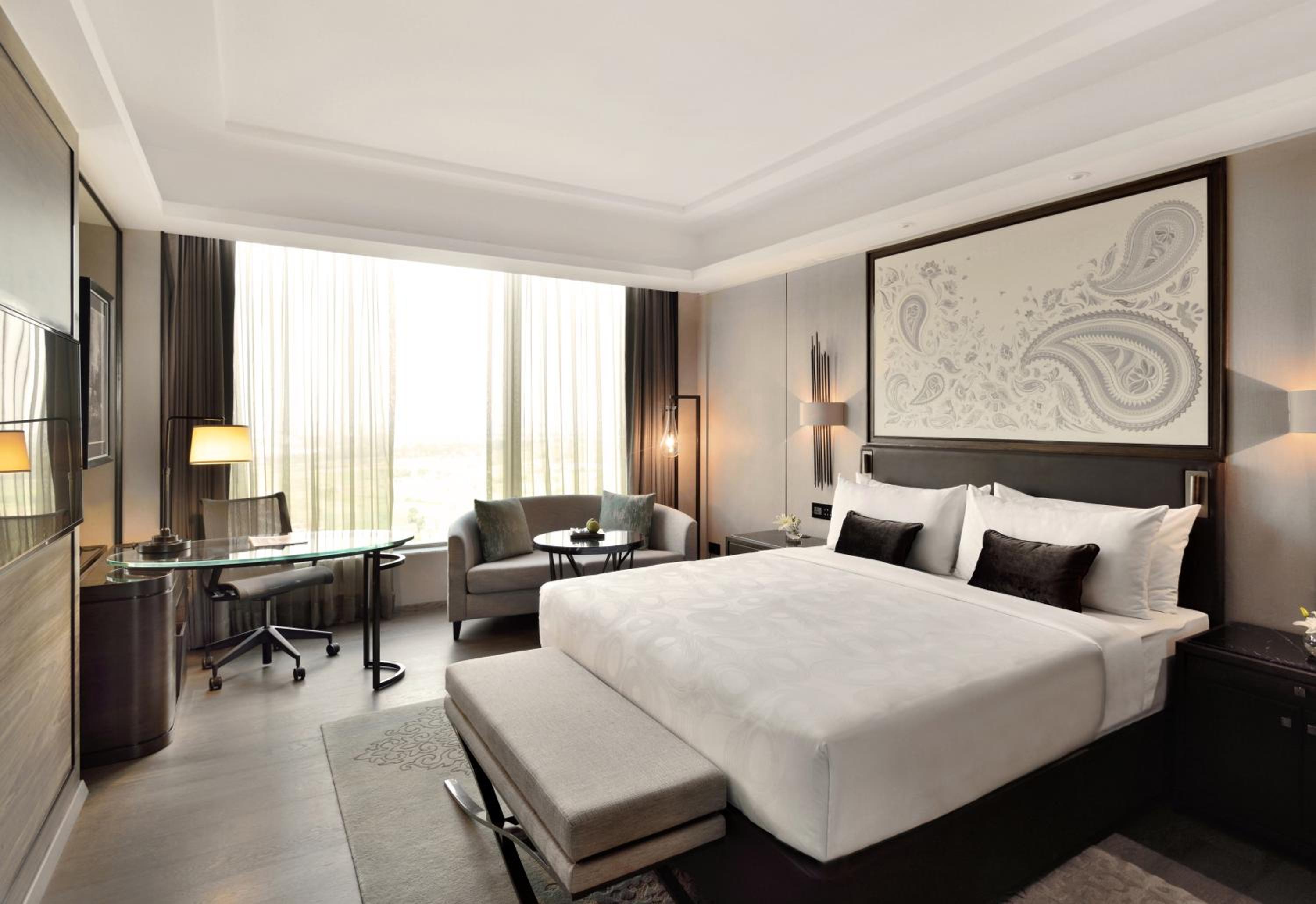 Deluxe Suite with Executive Lounge Access & Two way Airport Transfer