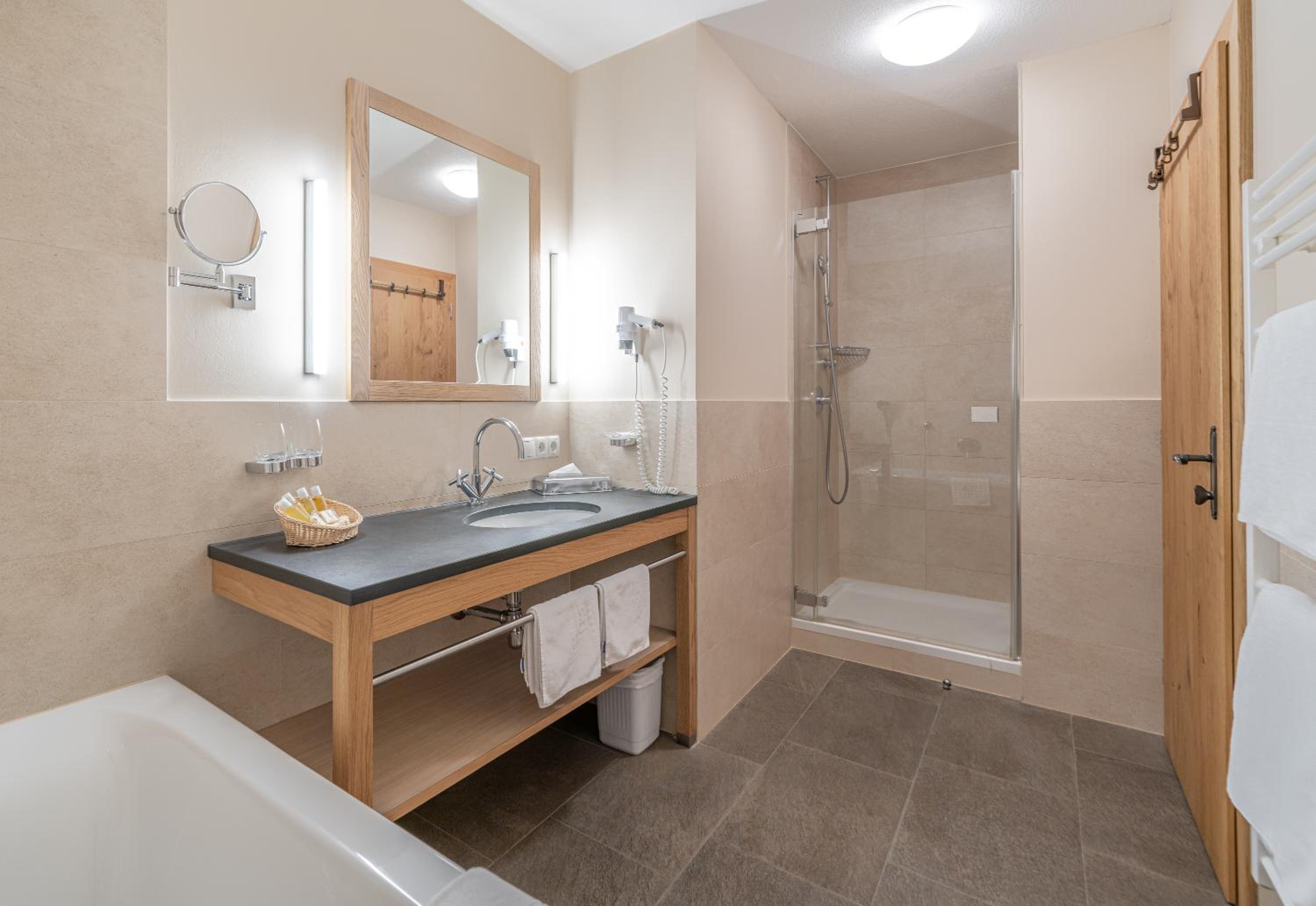 One-Bedroom Suite - Photo 4