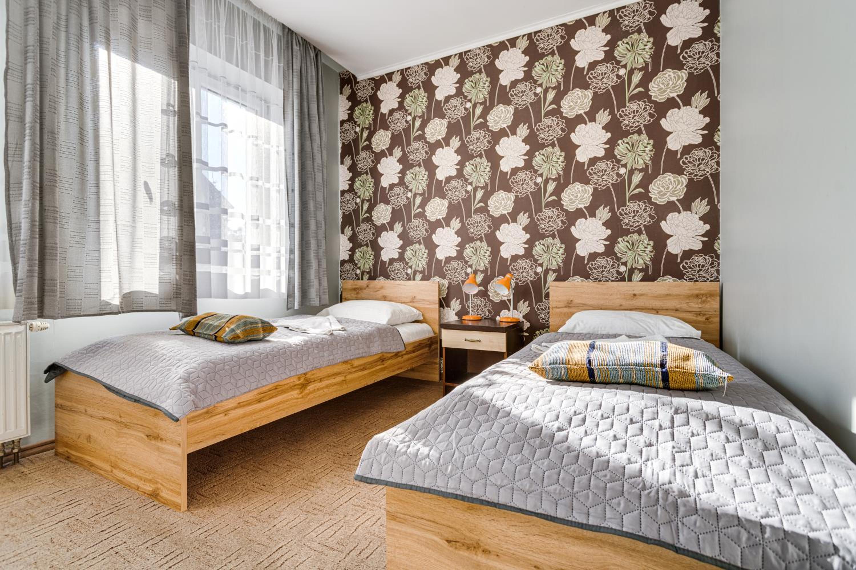 Economy Twin Room - Photo 3