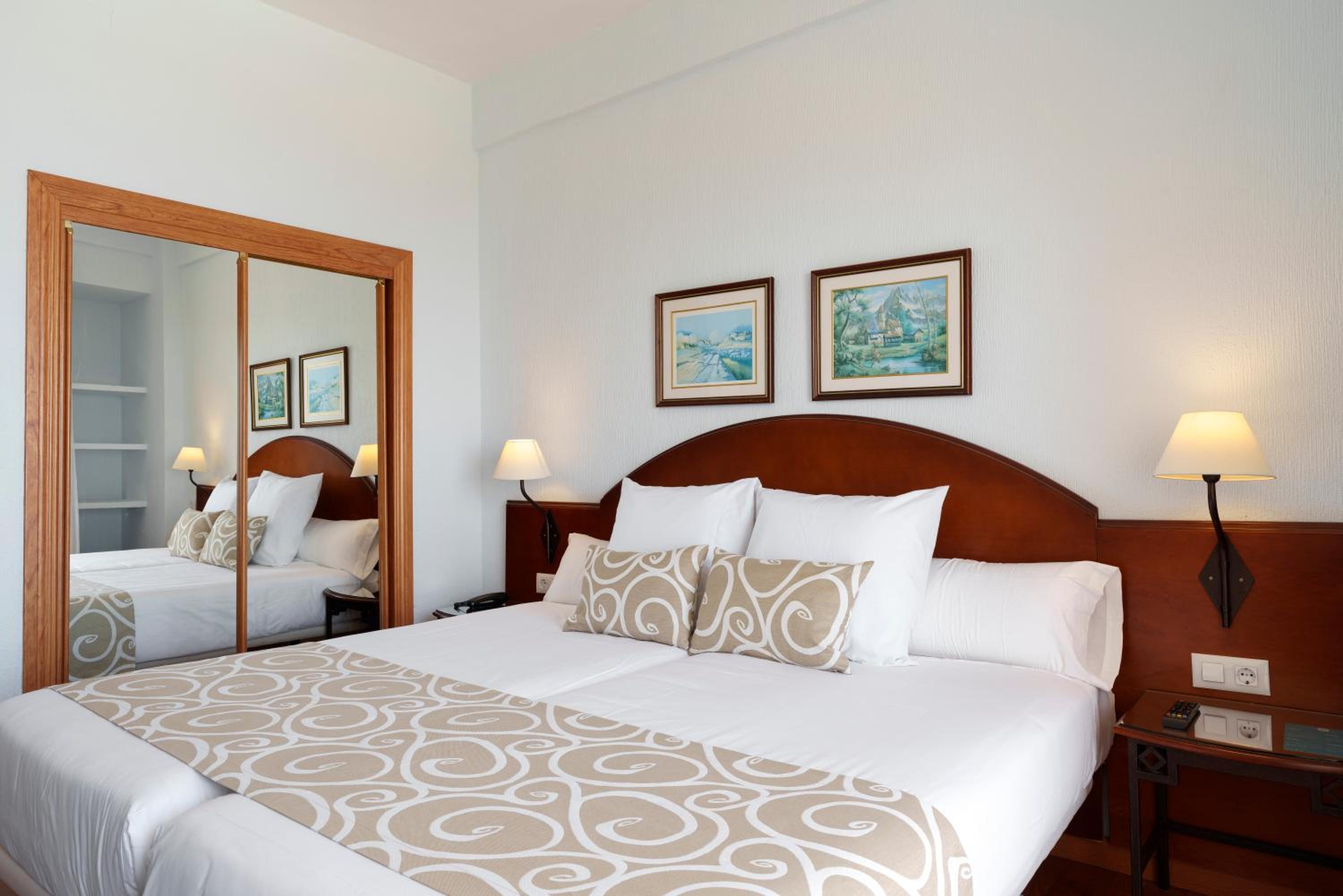 Double Room with Mediterranean Sea View - Photo 2