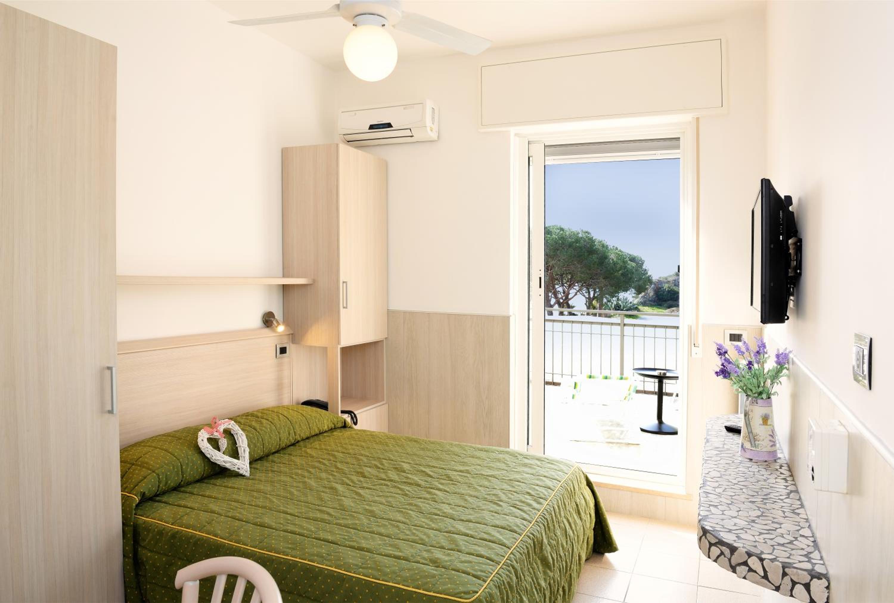 Double Room with Terrace and Sea View   - Photo 1